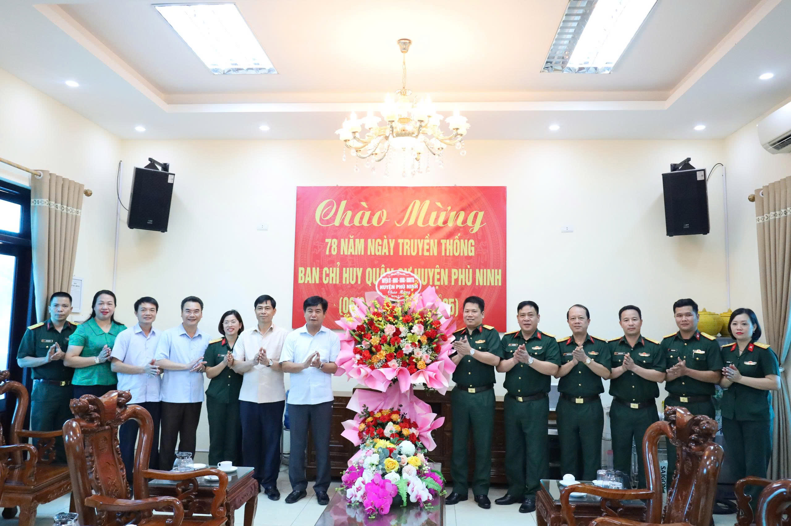 LÃNH ĐẠO HUYỆN PHÙ NINH TẶNG HOA CHÚC MỪNG 78 NĂM NGÀY TRUYỀN THỐNG BAN CHỈ HUY QUÂN SỰ HUYỆN 
