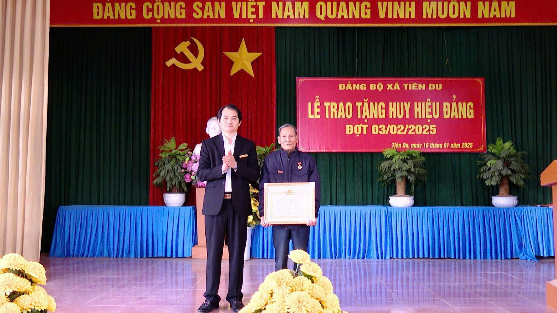 Trao huy hiệu đảng đợt 03/2/2025 tại đảng bộ xã Tiên Du, An Đạo và Bình Phú