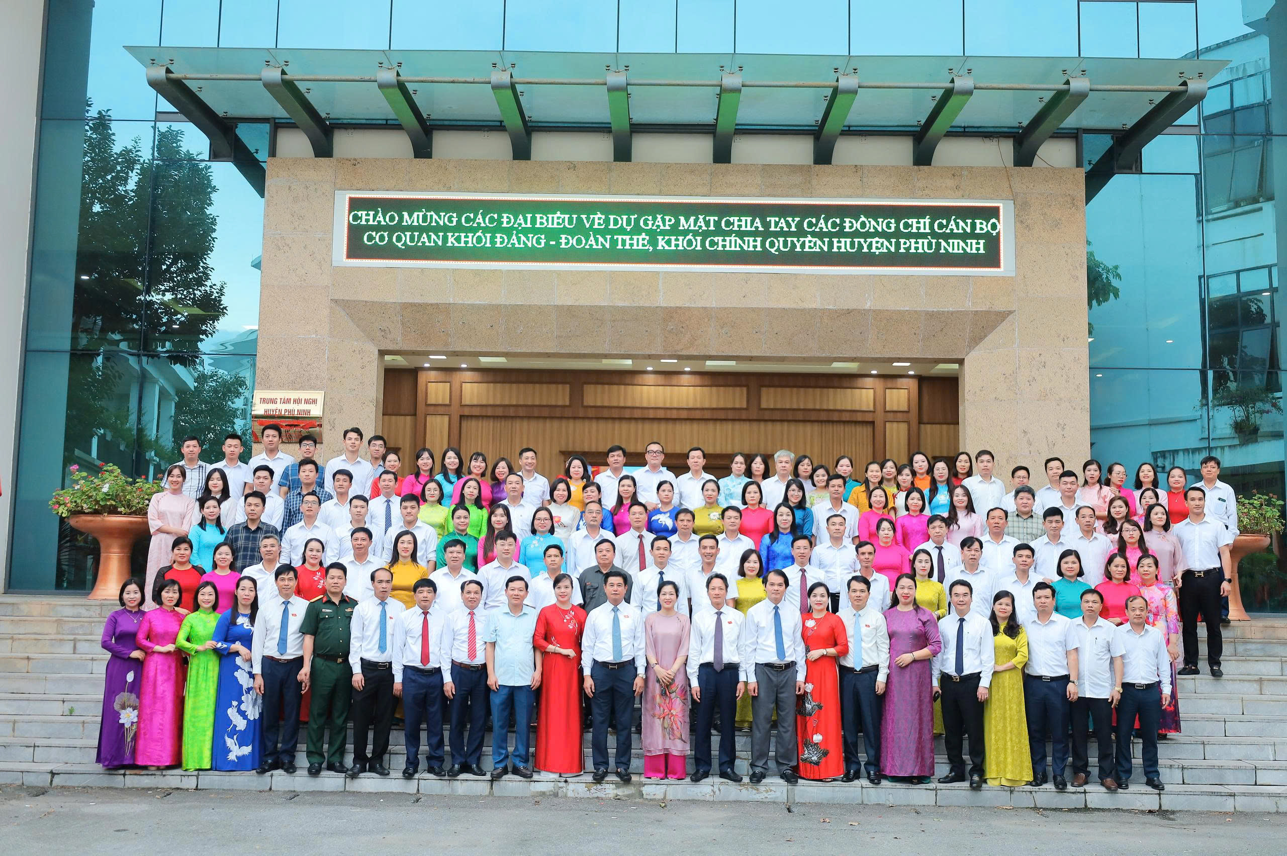 Huyện Phù Ninh tổ chức gặp mặt chia tay các đồng chí cán bộ cơ quan khối Đảng – Đoàn thể; khối Chính quyền huyện