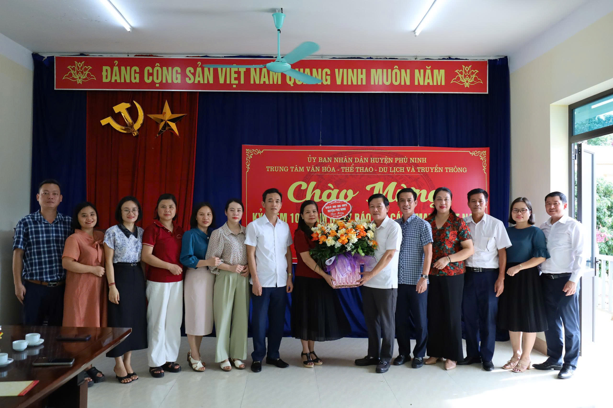 LÃNH ĐẠO HUYỆN PHÙ NINH CHÚC MỪNG TRUNG TÂM VĂN HÓA - THỂ THAO- DU LỊCH VÀ TRUYỀN THÔNG HUYỆN PHÙ NINH NHÂN KỶ NIỆM 100 NĂM NGÀY BÁO CHÍ CÁCH MẠNG VIỆT NAM