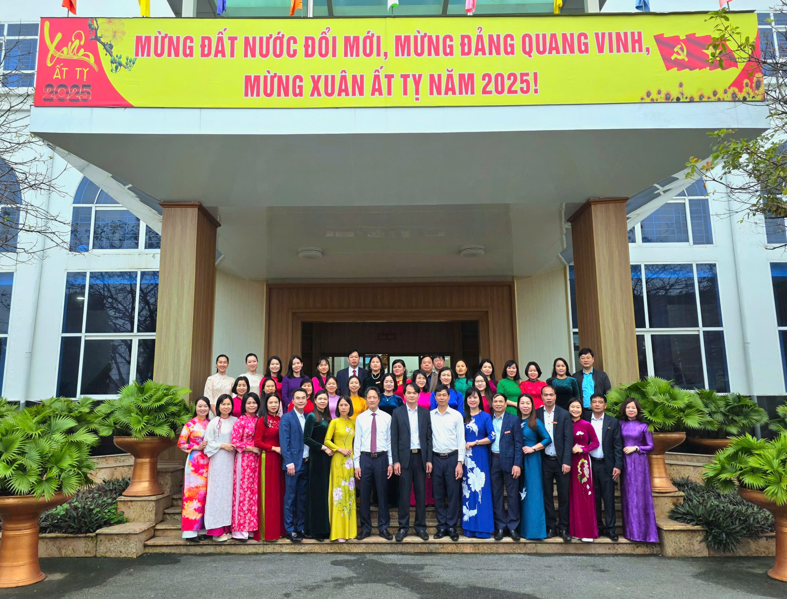 Phù Ninh: Tiếp tục duy trì sinh hoạt chính trị dưới cờ hàng tháng, hưởng ứng "Tuần lễ Áo dài" năm 2025