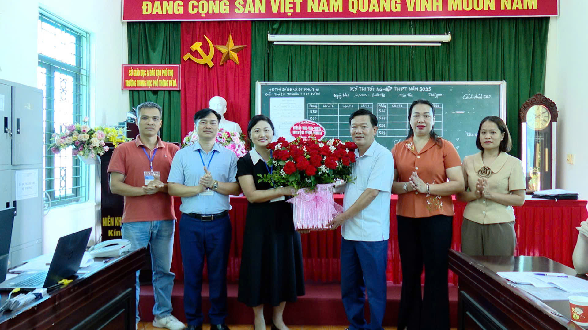 LÃNH ĐẠO HUYỆN CHÚC MỪNG CÁC ĐIỂM THI KỲ THI TỐT NGHIỆP THPT 2025