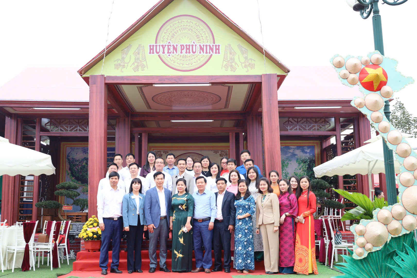 Các đồng chí lãnh đạo các Sở, Đảng ủy của tỉnh Phú Thọ tham quan trại văn hóa và gian trưng bày một số sản phẩm của huyện Phù Ninh  