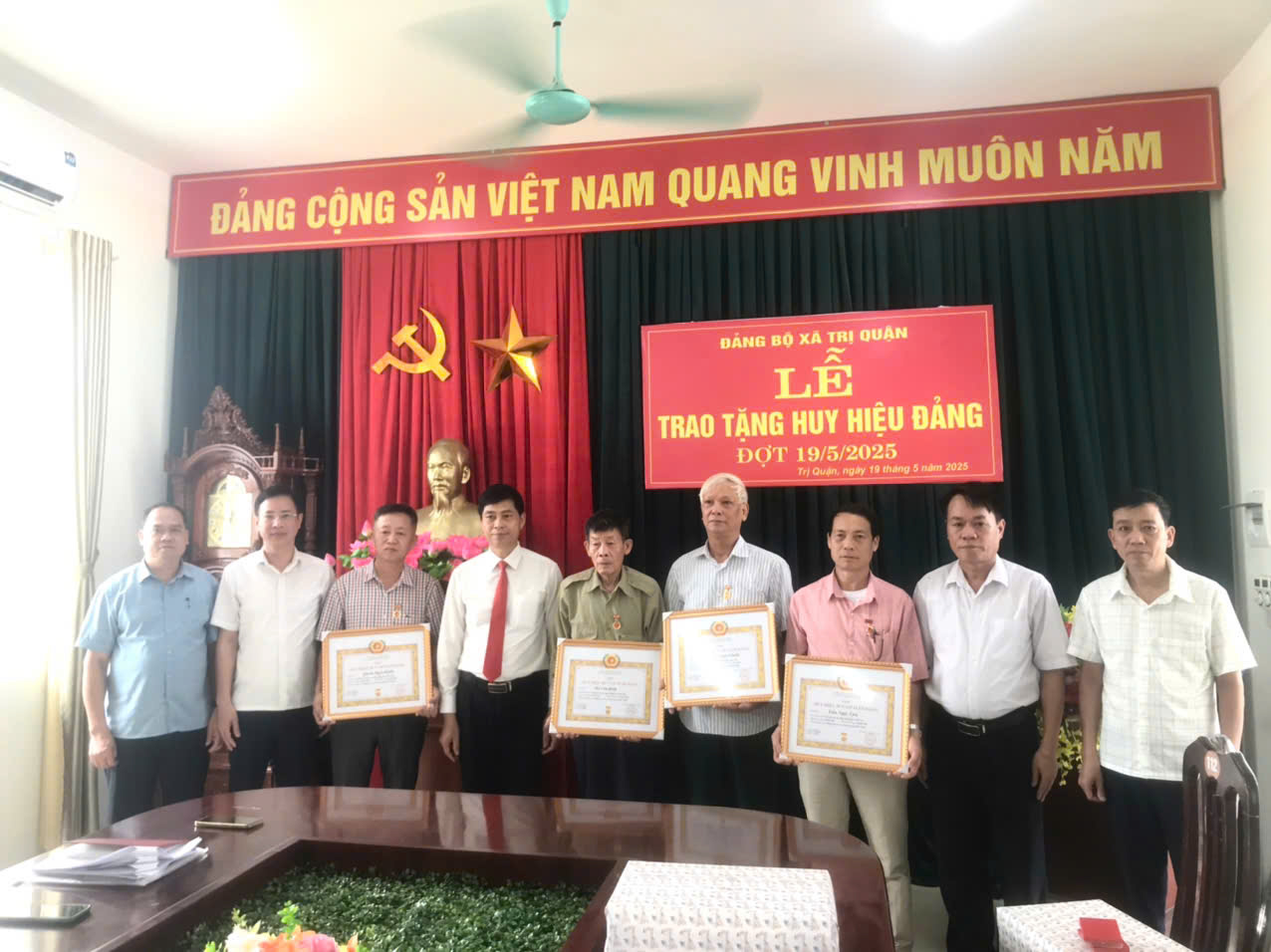 Đảng bộ xã Trị Quận tổ chức Lễ trao tặng huy hiệu Đảng đợt 19/5