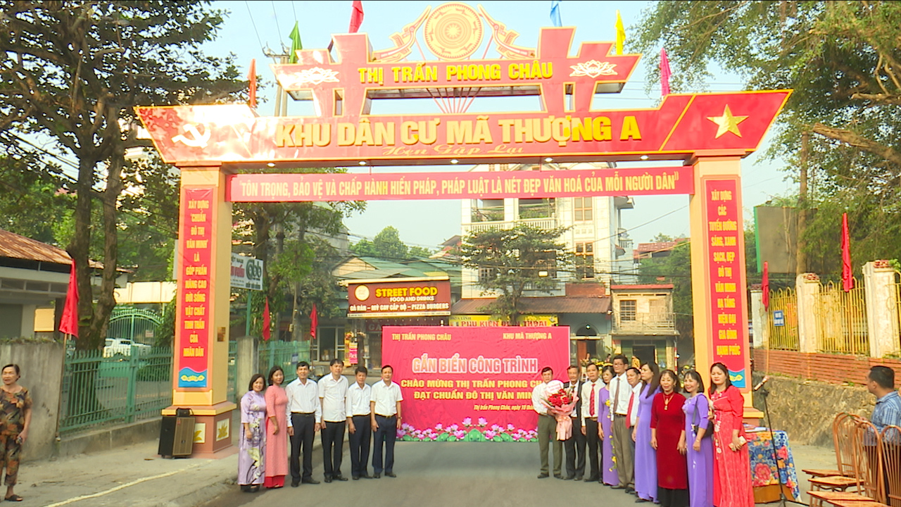 Khu Mã Thượng A, thị trấn Phong Châu Gắn biển công trình chào mừng thị trấn Phong Châu đạt chuẩn đô thị văn