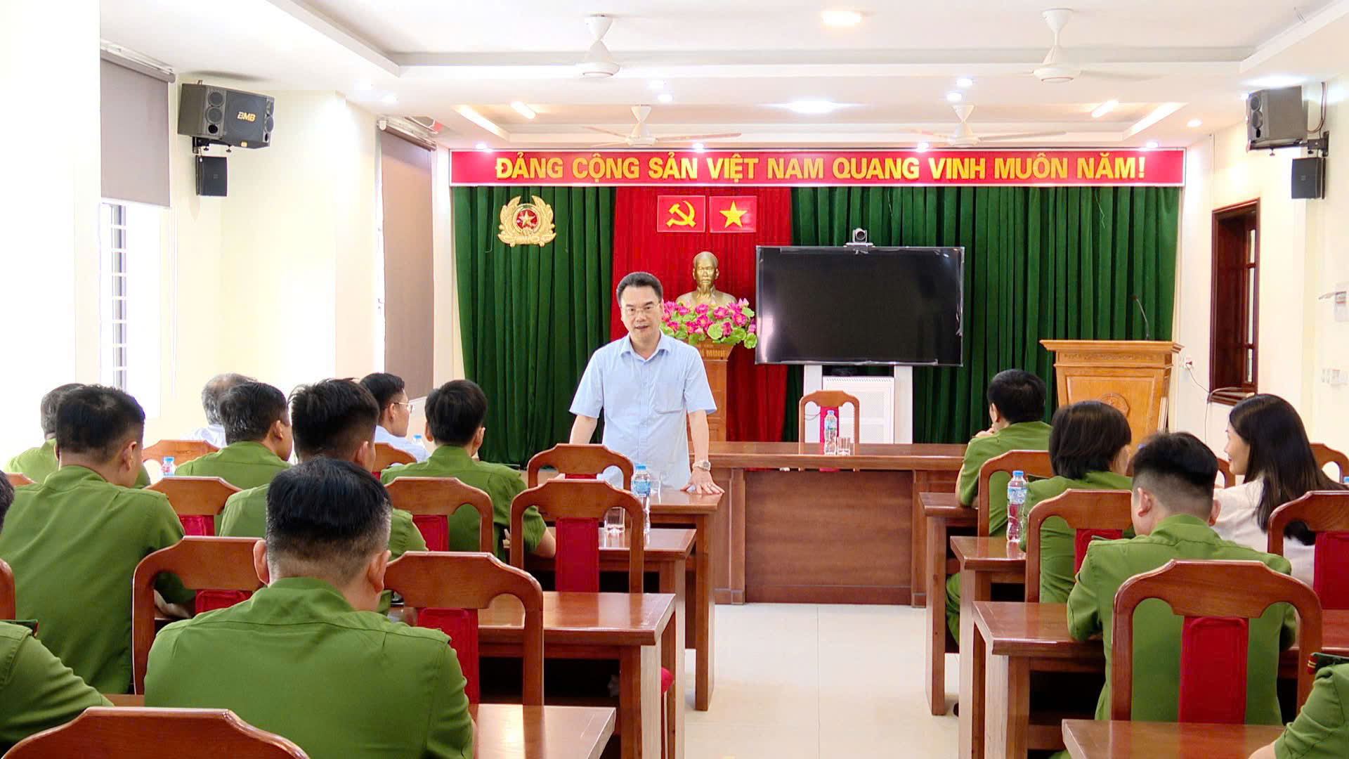 ĐỒNG CHÍ CHỦ TỊCH UBND XÃ THĂM VÀ ĐỘNG VIÊN LỰC LƯỢNG CÔNG AN XÃ