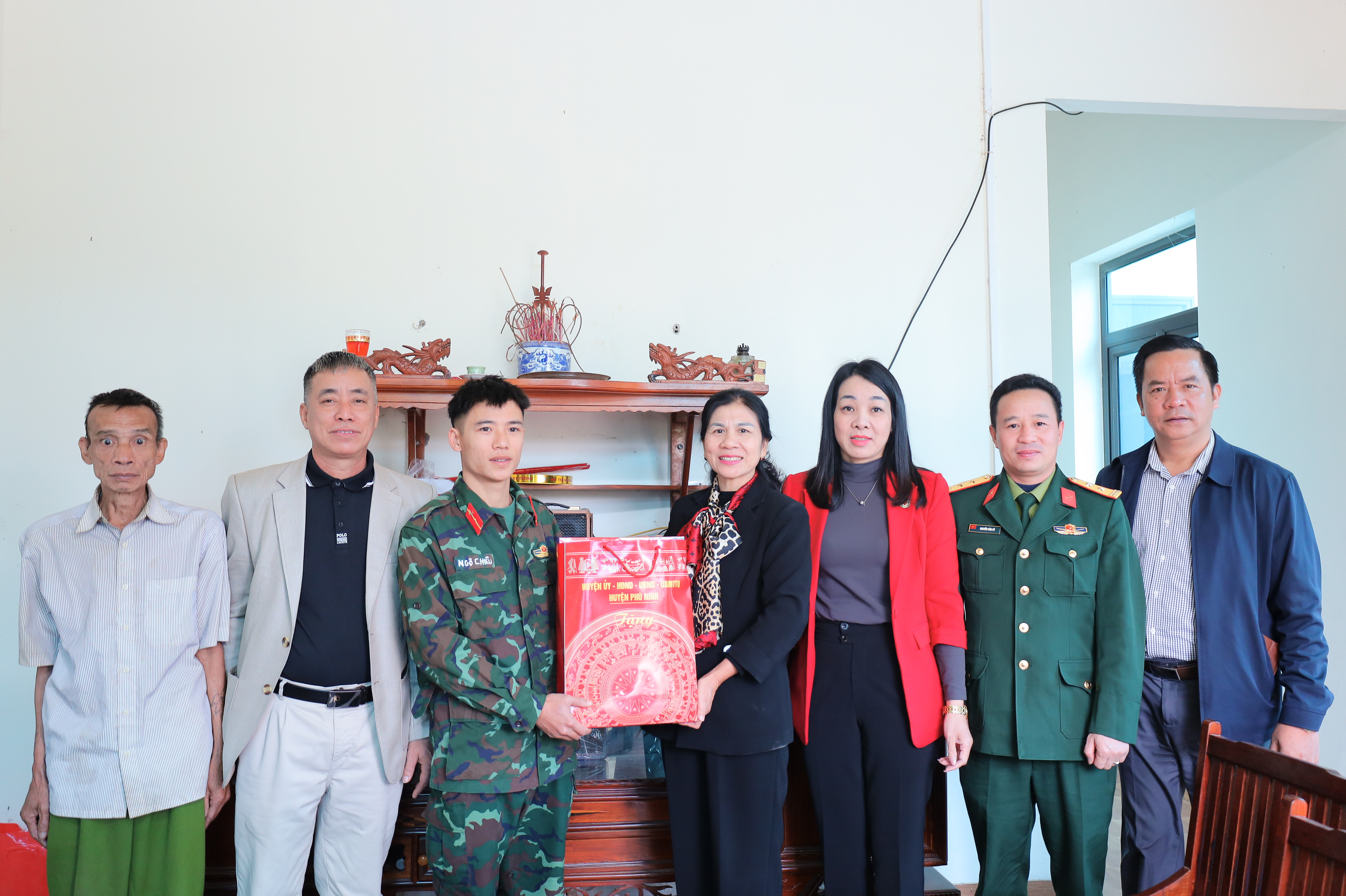 Lãnh đạo huyện Phù Ninh tặng quà chúc Tết nguyên đán Ất Tỵ- năm 2025