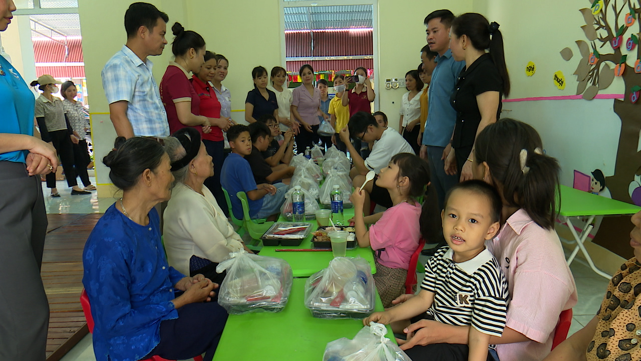 Những bữa cơm nghĩa tình với người dân vùng lũ