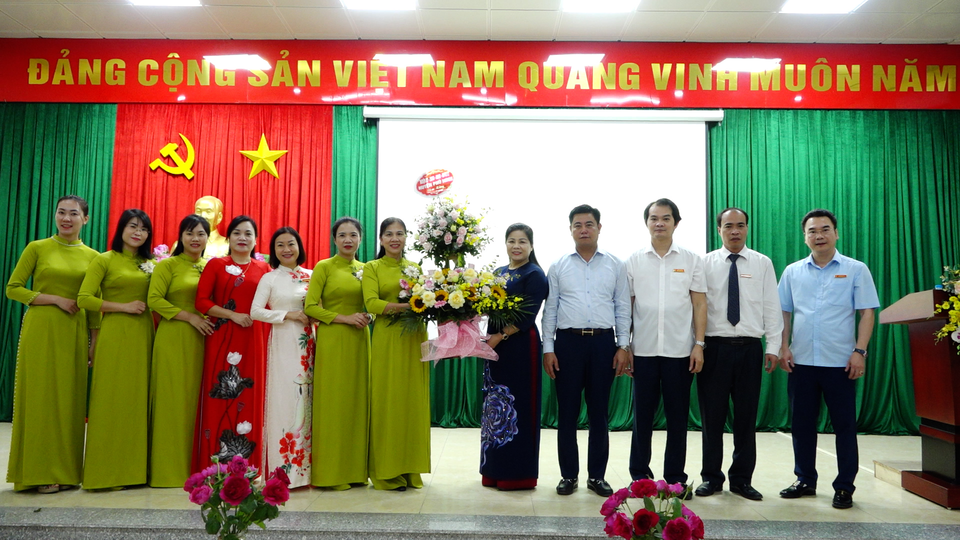 Trung tâm Chính trị huyện tổ chức gặp mặt kỷ niệm 42 năm ngày nhà giáo  Việt Nam