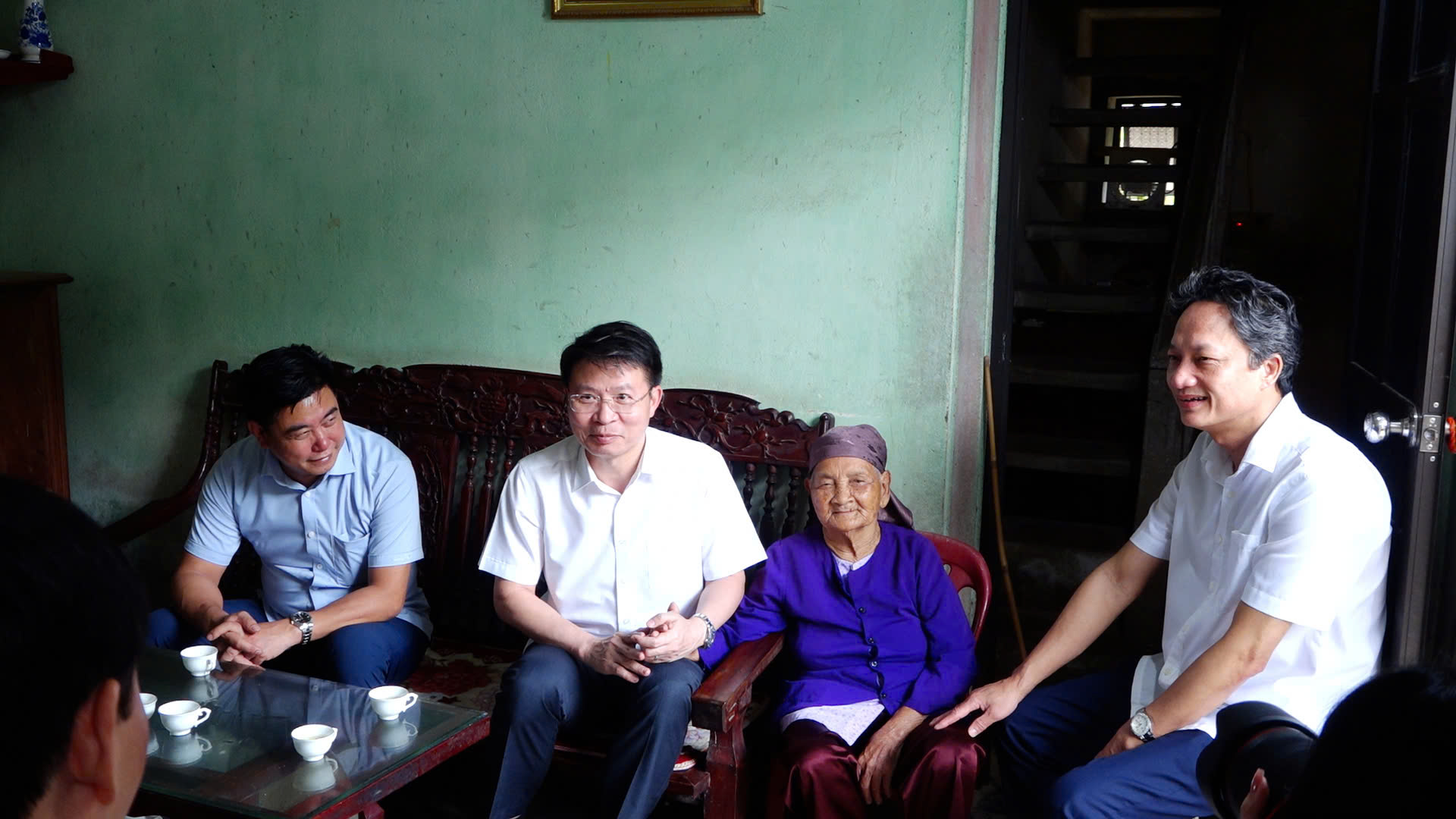 ĐỒNG CHÍ GIÁM ĐỐC CÔNG AN TỈNH THĂM, TẶNG QUÀ GIA ĐÌNH CHÍNH SÁCH, NGƯỜI CÓ CÔNG TẠI HUYỆN PHÙ NINH