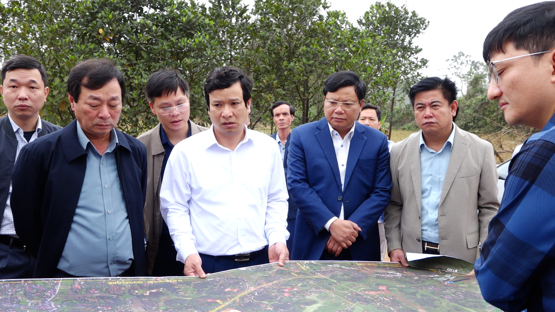 Chủ tịch UBND tỉnh Bùi Văn Quang kiểm tra tiến độ thực hiện dự án cải tạo gia cố, nâng cấp đường Âu Cơ trên địa bàn huyện Phù Ninh