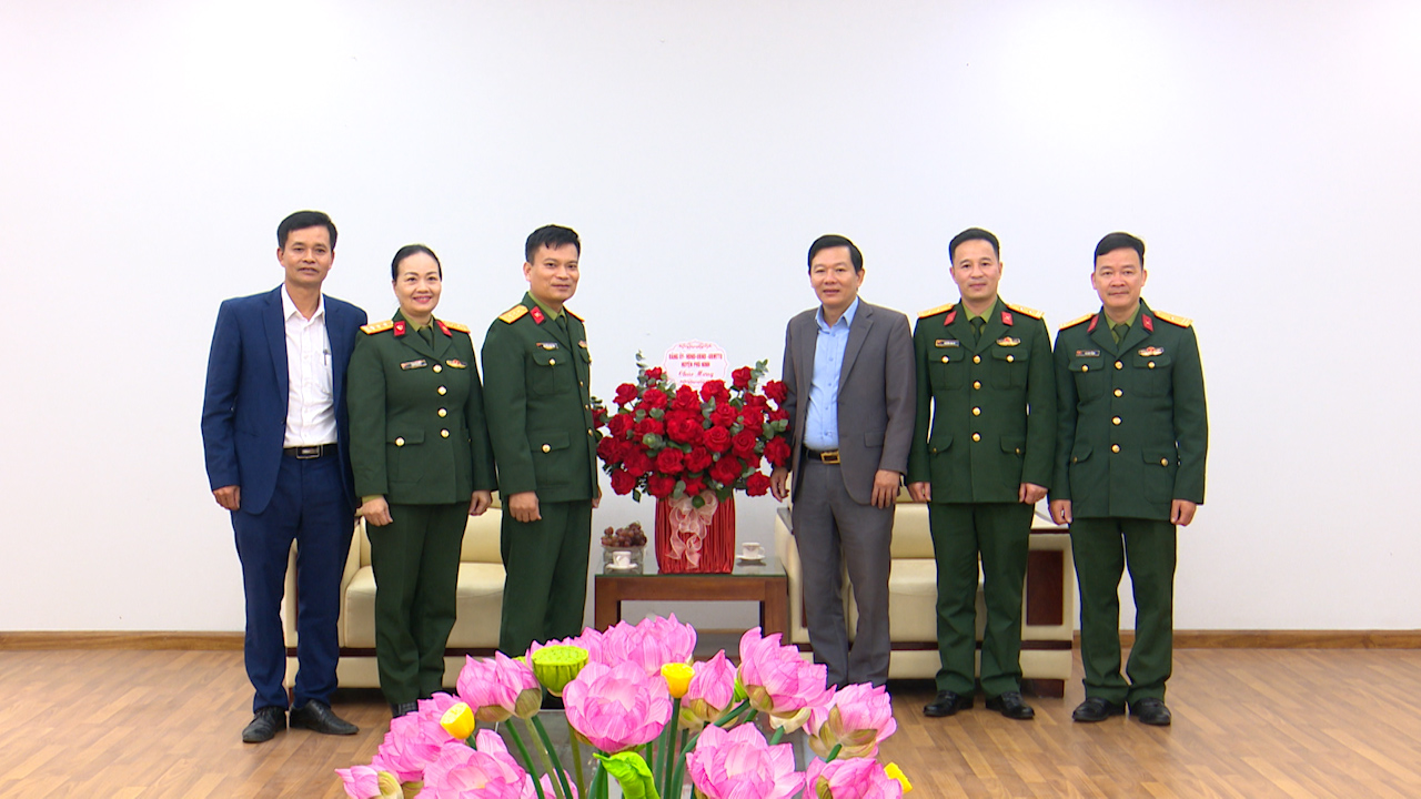 Lãnh đạo huyện Phù Ninh chúc mừng đoàn Văn công Quân khu 2 nhân kỷ niệm 80 năm Ngày thành lập Quân đội nhân dân Việt Nam và 35 năm Ngày hội Quốc phòng toàn dân