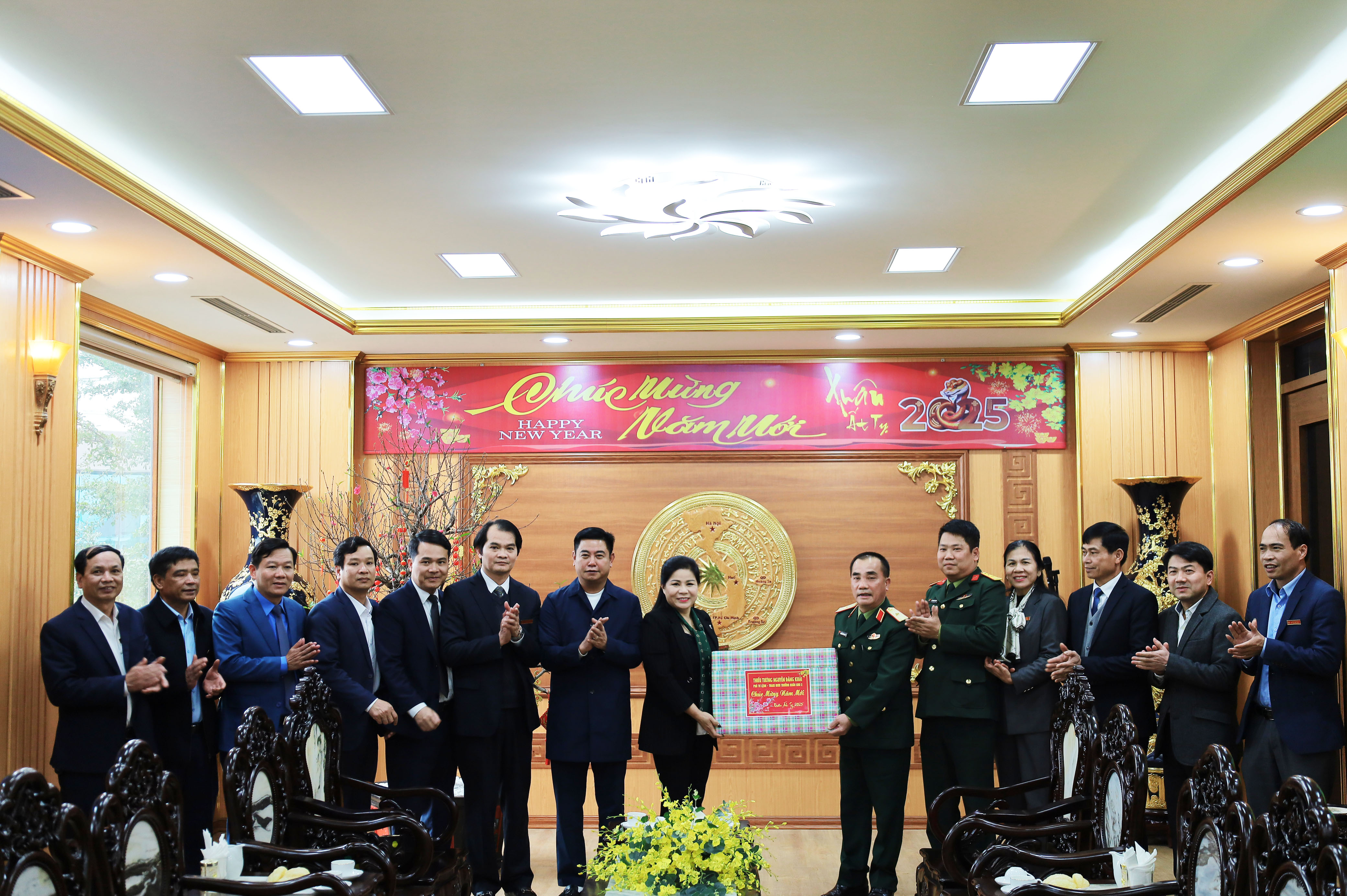 Quân khu 2 thăm và tặng quà chúc Tết huyện Phù Ninh