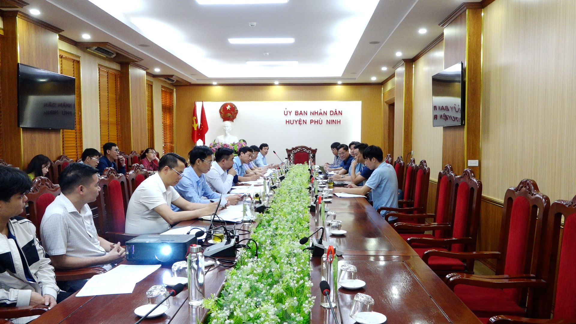 UBND huyện Phù Ninh làm việc với Ban quản lý dự án các công trình điện Miền Trung