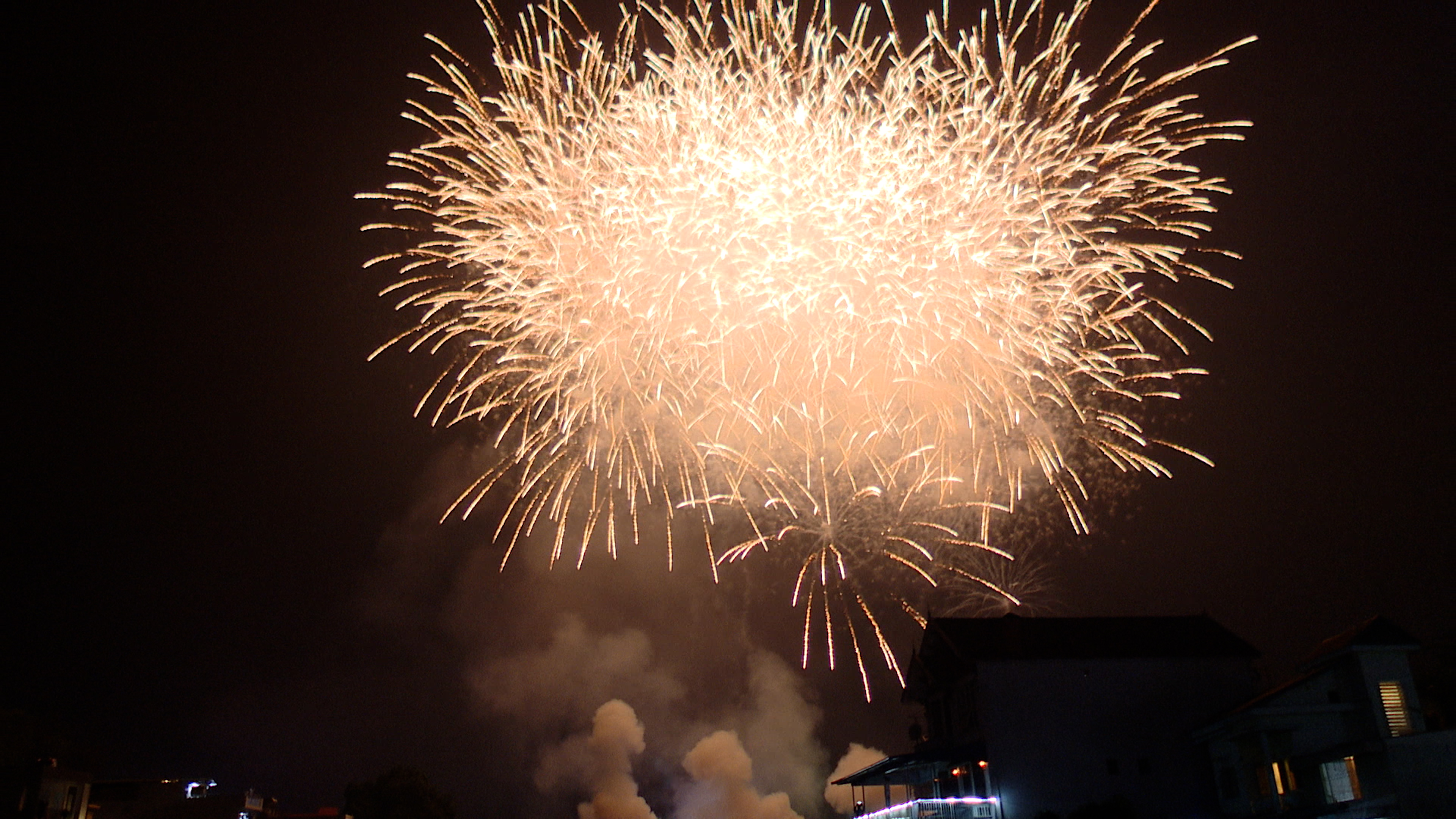 Huyện Phù Ninh rực rỡ pháo hoa trong đêm giao thừa Mừng Xuân Ất Tỵ năm 2025