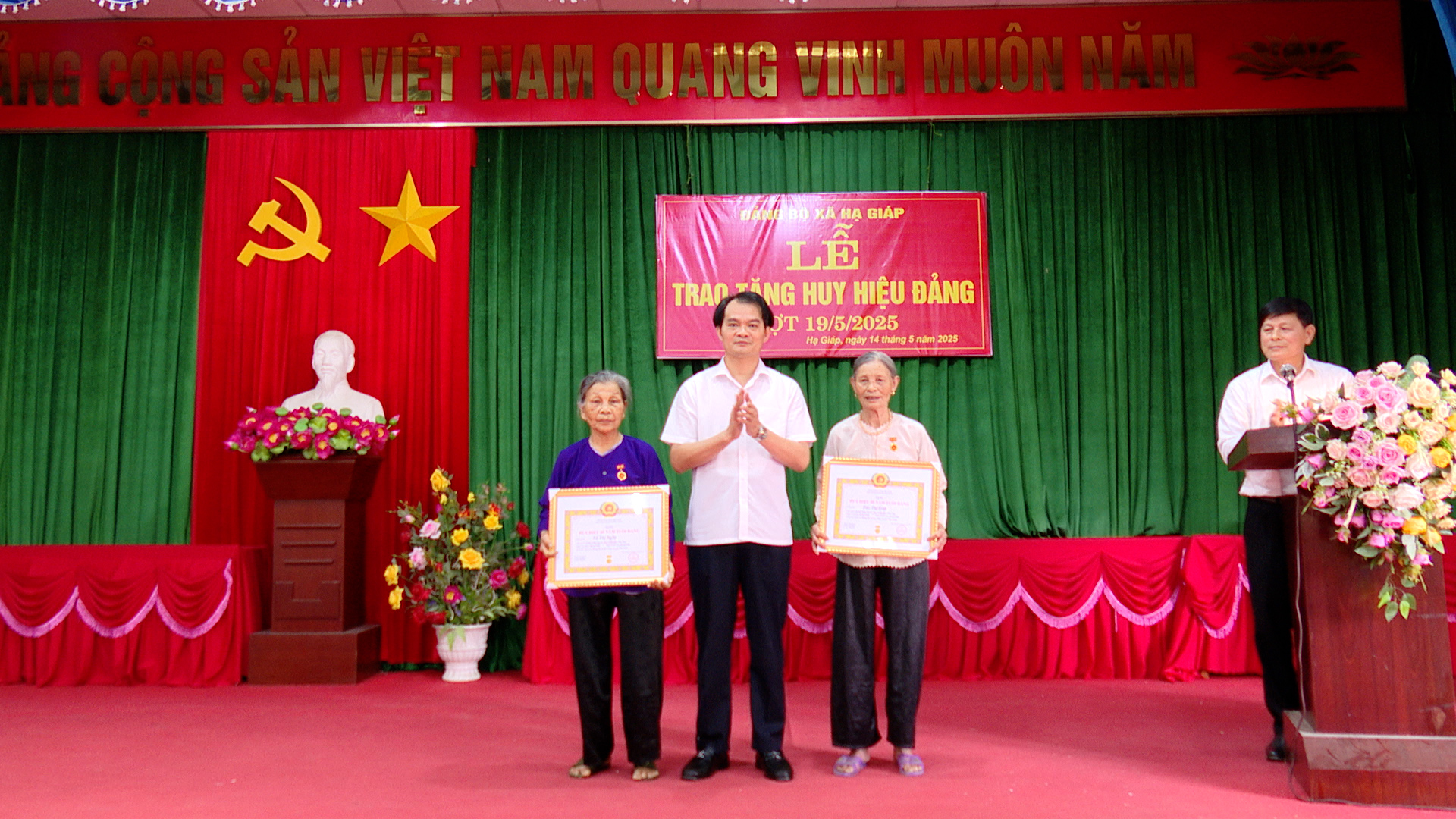 HUYỆN ỦY PHÙ NINH TRAO HUY HIỆU ĐẢNG ĐỢT 19/5