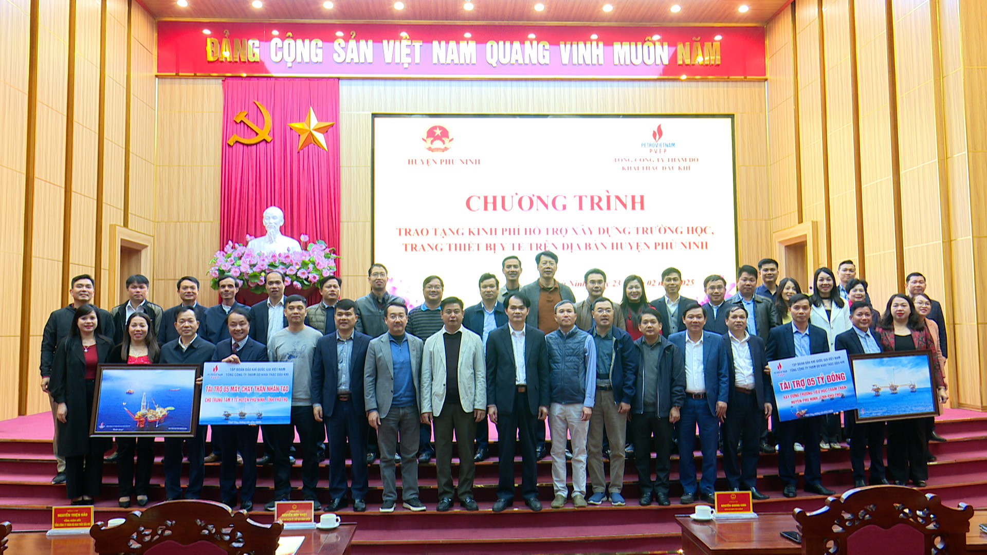 Tổng Công ty Thăm dò khai thác dầu khí trao, tặng kinh phí hỗ trợ xây dựng trường học, trang thiết bị y tế trên địa bàn huyện Phù Ninh