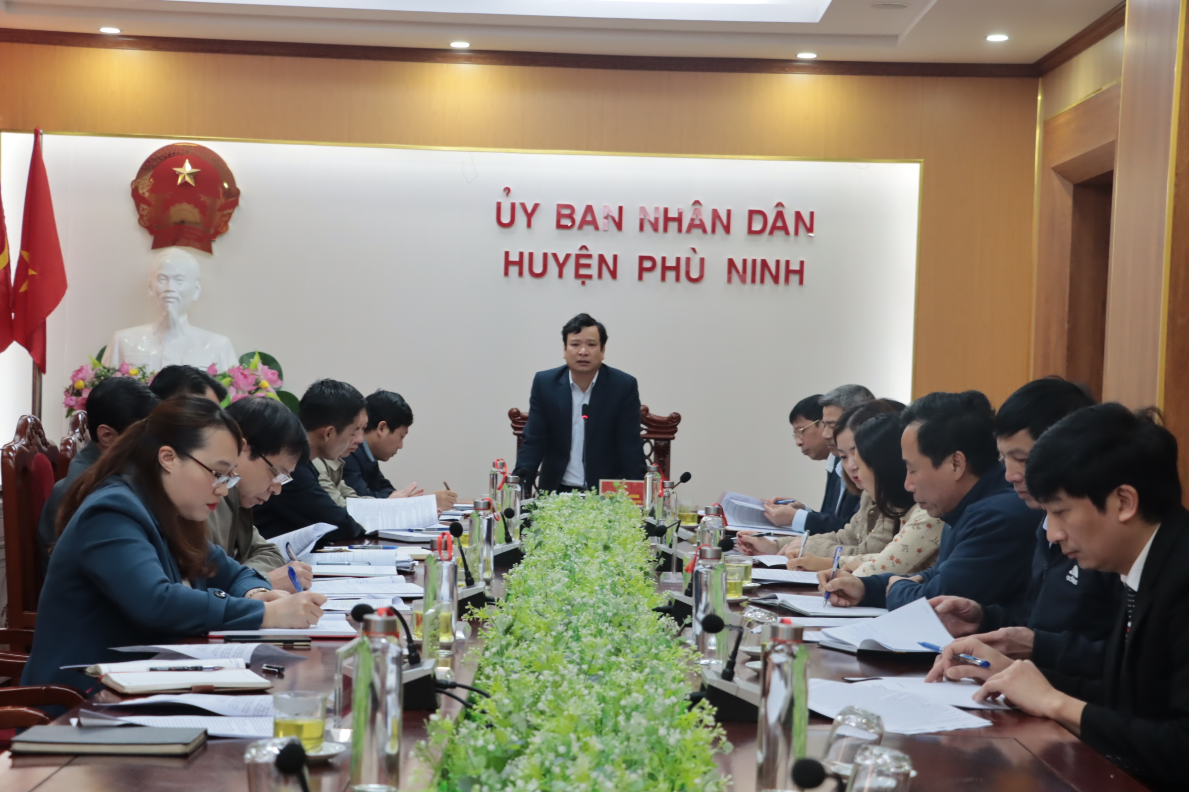 Đồng chí Phó Chủ tịch UBND huyện nghe phòng Tài nguyên & Môi trường báo cáo 