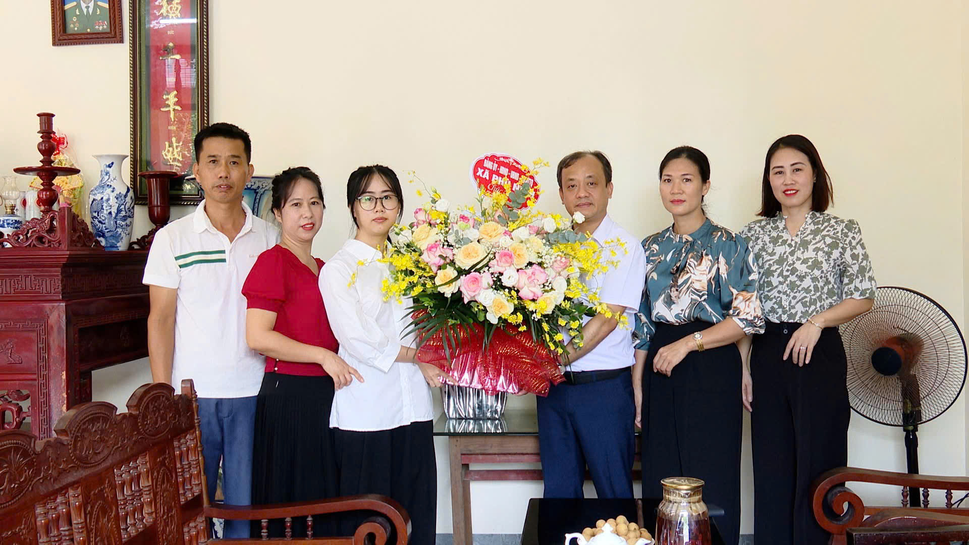 Khen thưởng học sinh đạt thủ khoa toàn tỉnh kỳ thi tốt nghiệp THPT khối B00