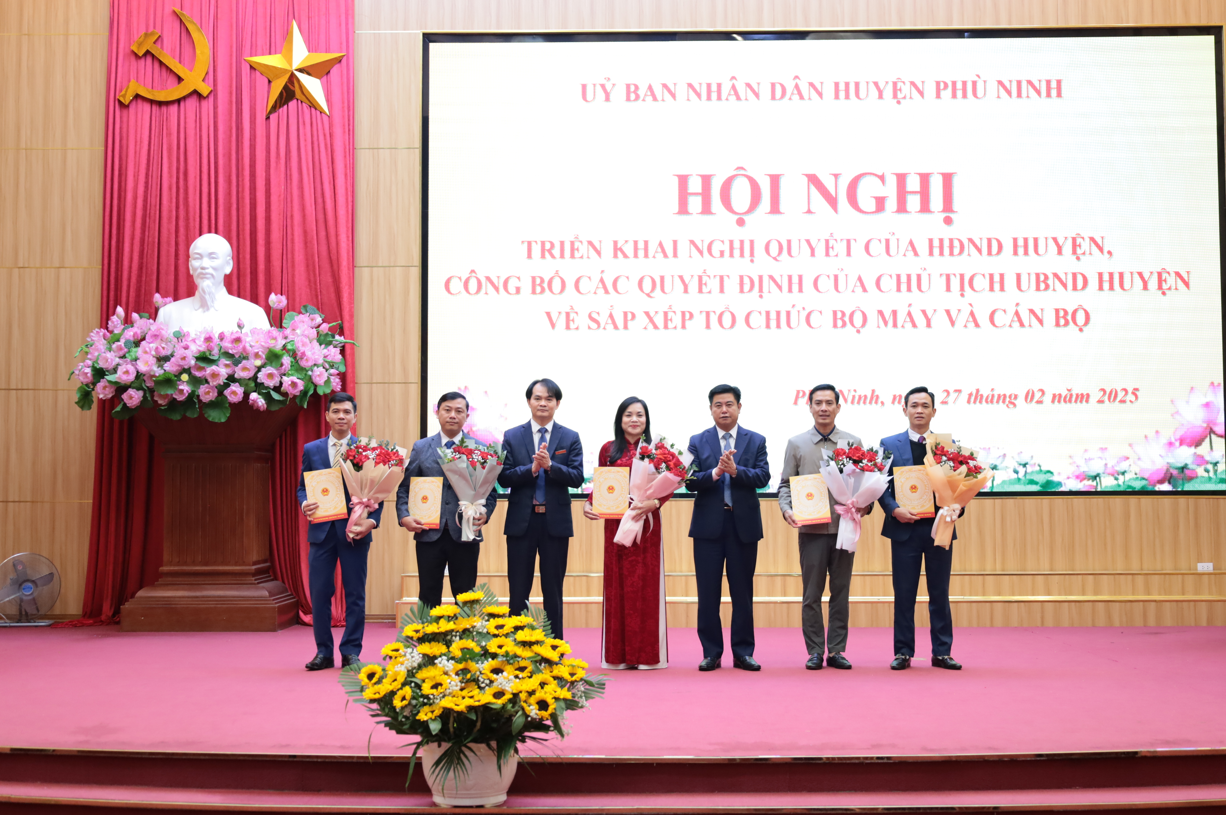 Phù Ninh: Hội nghị triển khai Nghị quyết của HĐND huyện về thành lập, tổ chức lại các cơ quan chuyên môn thuộc UBND huyện; công bố các quyết định của Chủ tịch UBND huyện về sắp xếp tổ chức bộ máy và cán bộ