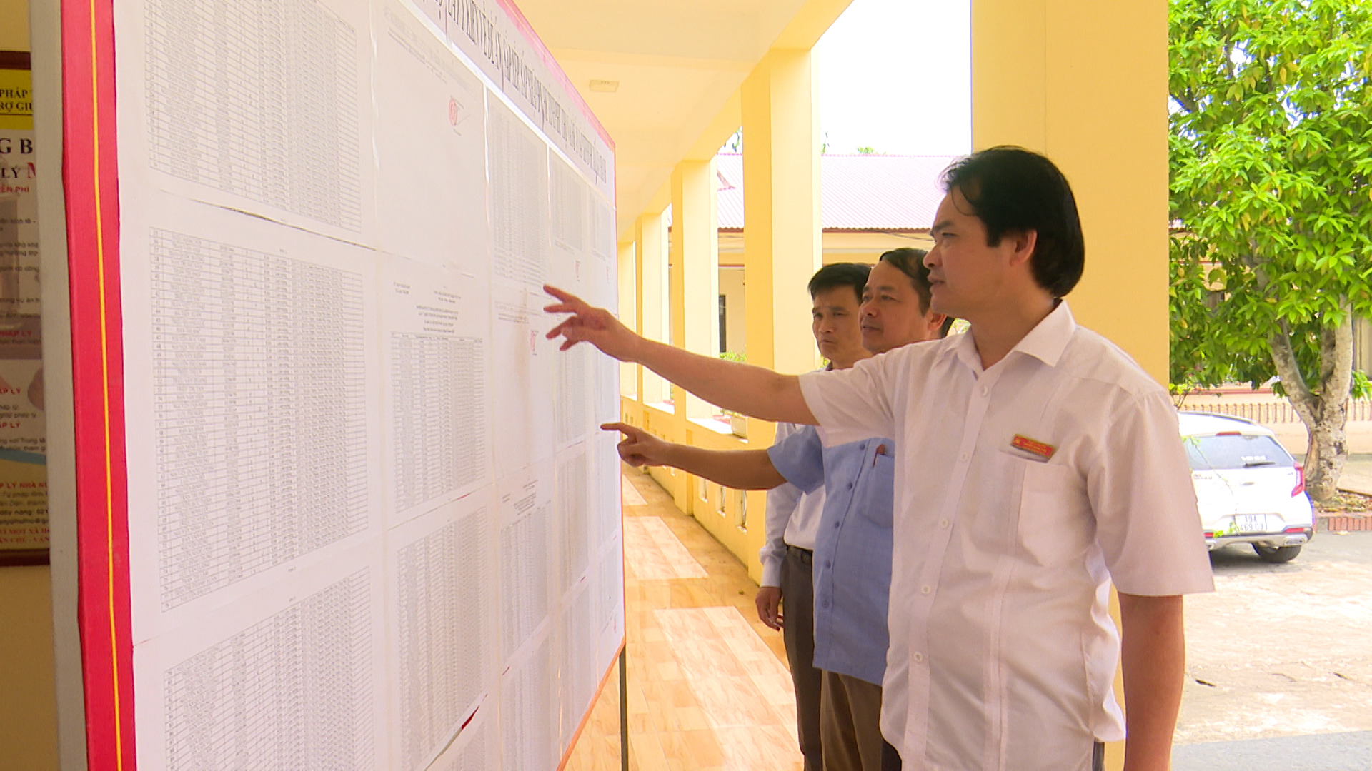 Các đồng chí lãnh đạo huyện Phù Ninh kiểm tra công tác lấy ý kiến cử tri về chủ trương sắp xếp đơn vị hành chính cấp tỉnh, cấp xã