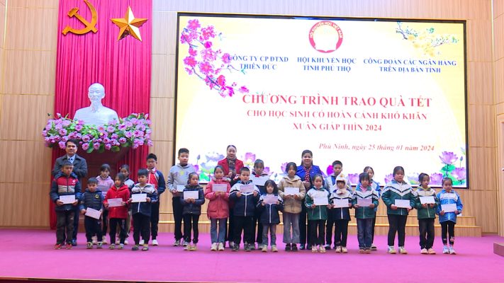 Huyện Phù Ninh tổ chức chương trình trao quà Tết xuân Giáp Thìn 2024