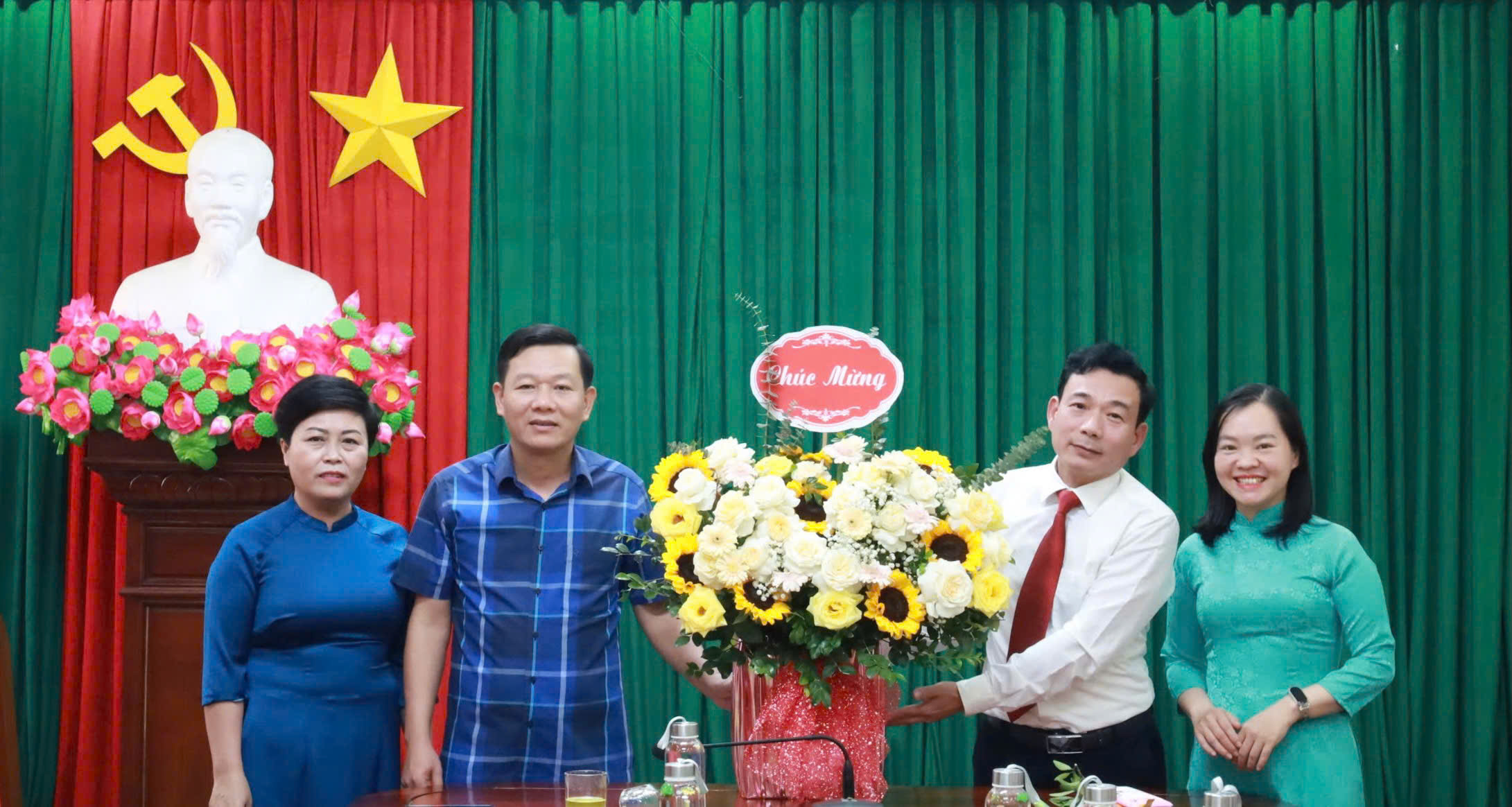 Lãnh đạo huyện Phù Ninh chúc mừng các cơ quan khối Nông nghiệp nhân 79 năm ngày truyền thống Nông Nghiệp Việt Nam