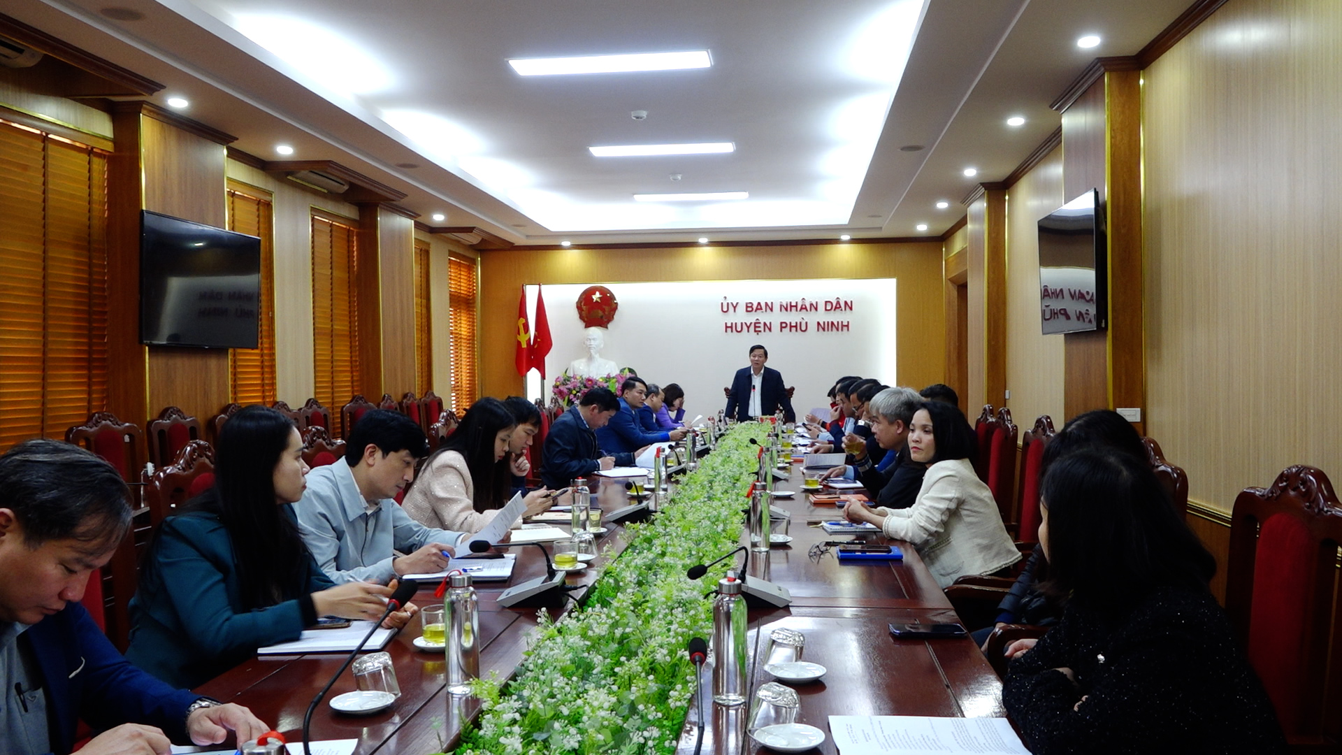   Phù Ninh tổ chức hội nghị bàn giao giữa các phòng chuyên môn trong diện sắp xếp, tổ chức lại