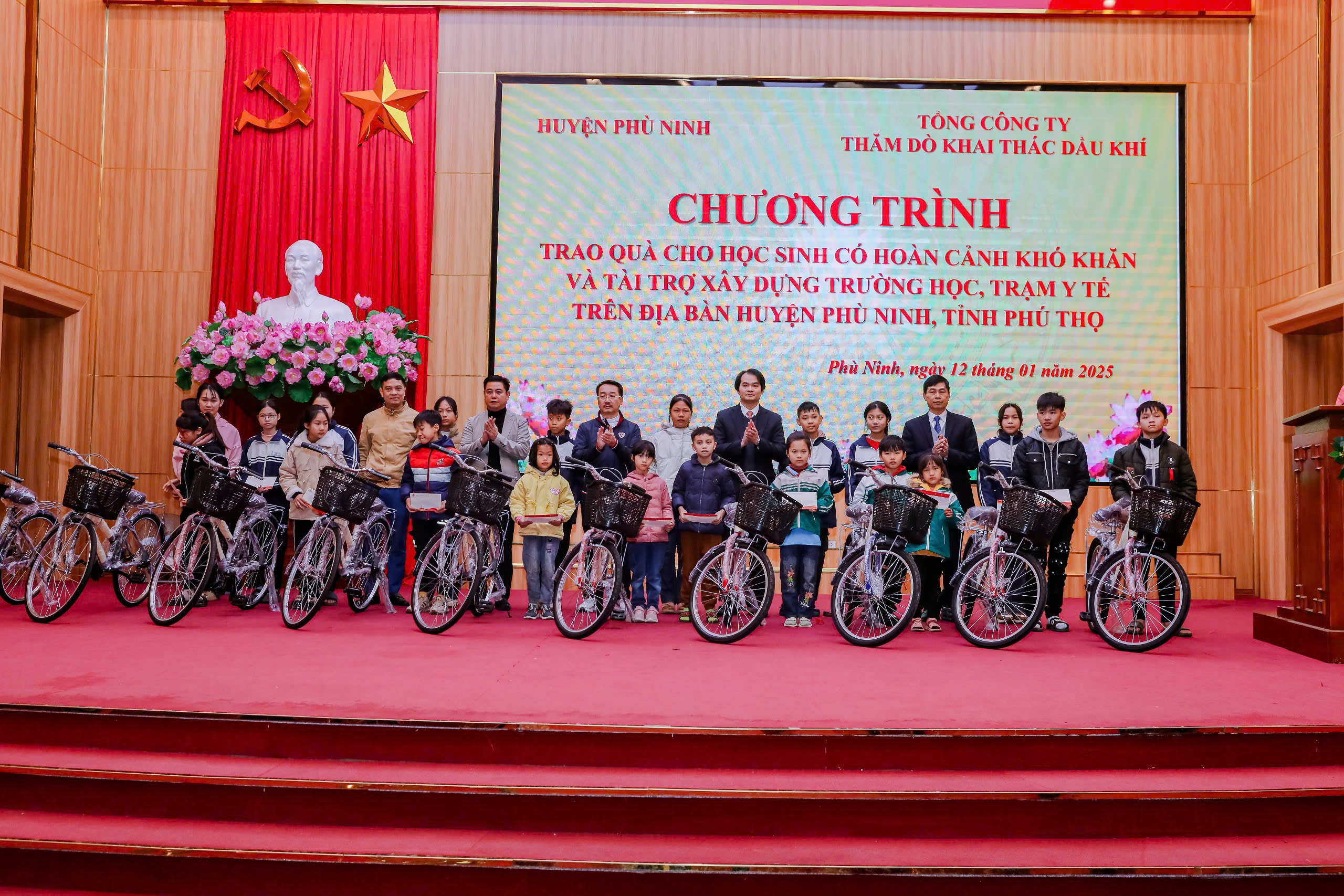 Trao quà cho học sinh khó khăn và tài trợ xây dựng Trạm y tế, trường học