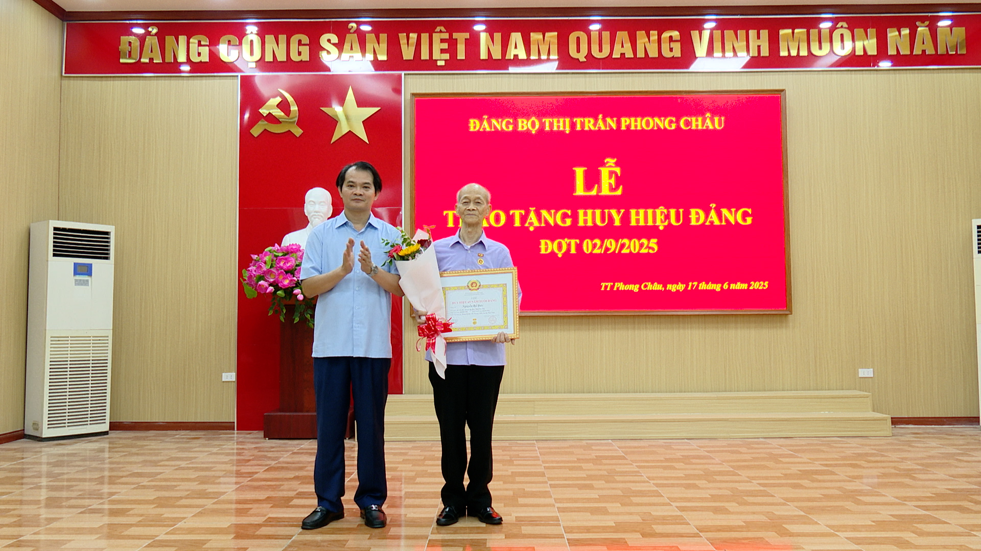 Huyện ủy Phù Ninh trao Huy hiệu Đảng đợt 02/9 tại Đảng bộ  thị trấn Phong Châu