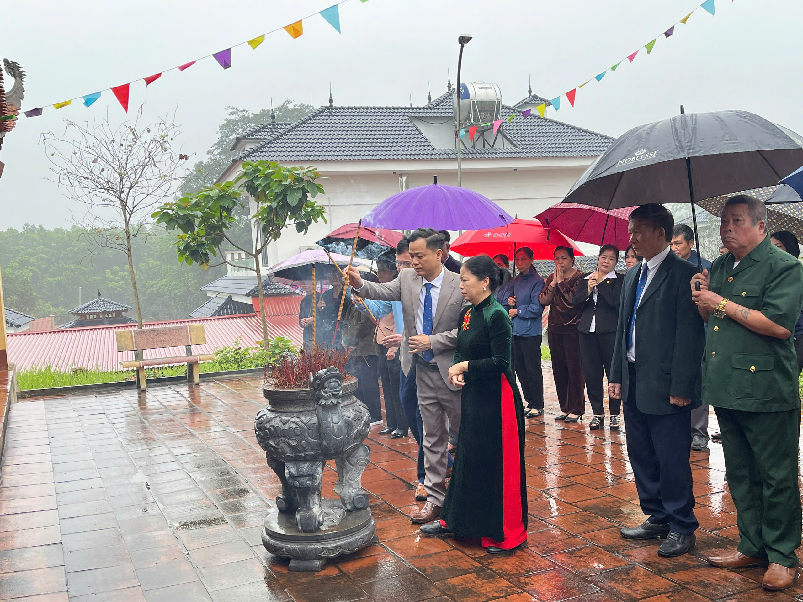 Xã Phú Lộc  dâng hương, tri ân công đức của các Vua Hùng  tại Đình Giám