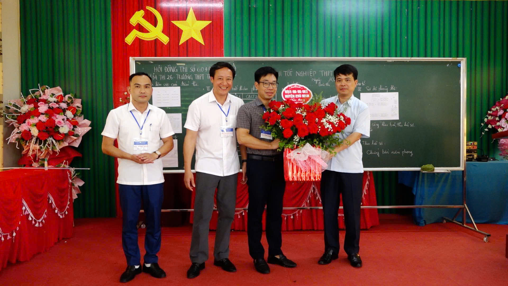 ĐỒNG CHÍ PHÓ CHỦ TỊCH HĐND HUYỆN CHÚC MỪNG ĐIỂM THI THPT TRUNG GIÁP 