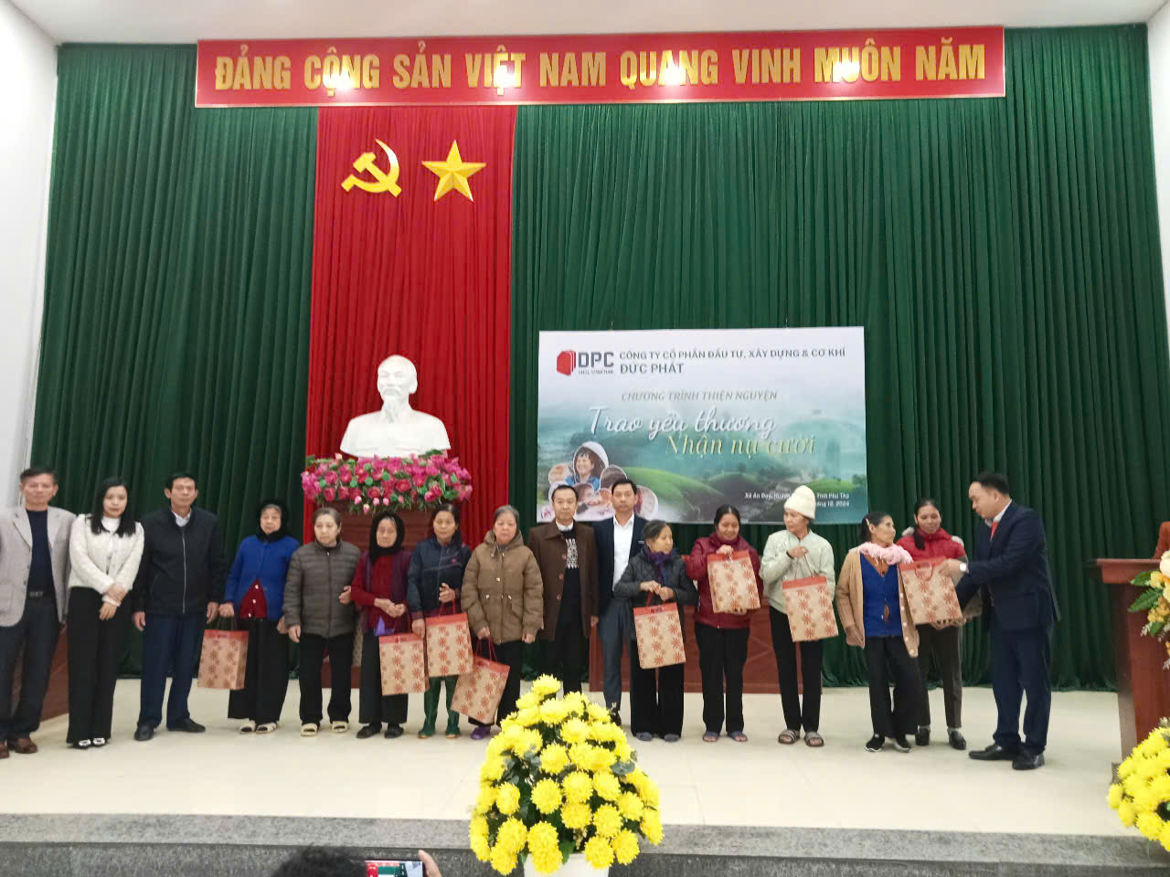 Công ty Cổ phần Đầu tư, Xây dựng và Cơ khí Đức Phát trao tiền hỗ trợ cho các hộ nghèo có hoàn cảnh khó khăn tại xã An Đạo