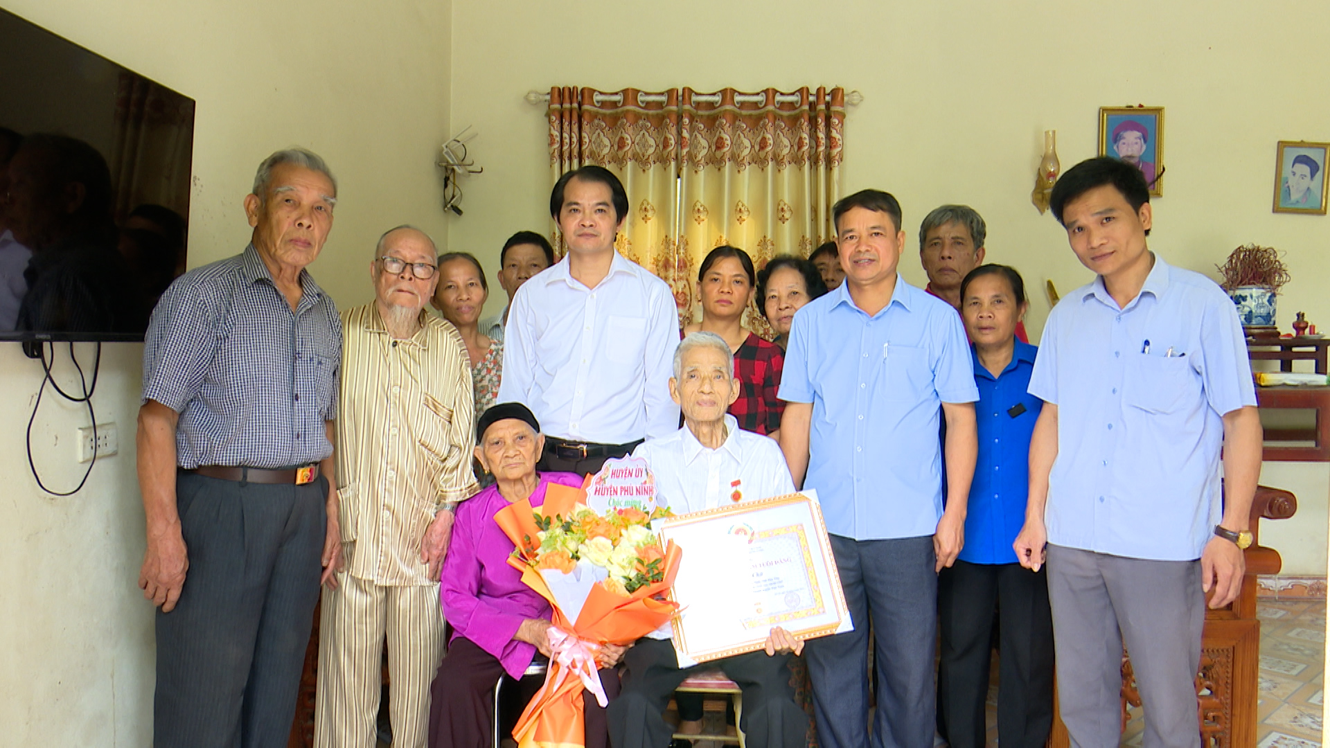 Đồng chí Phó Bí thư Thường trực Huyện ủy Nguyễn Quang Vinh trao Huy hiệu 60 năm tuổi Đảng tại xã Gia Thanh