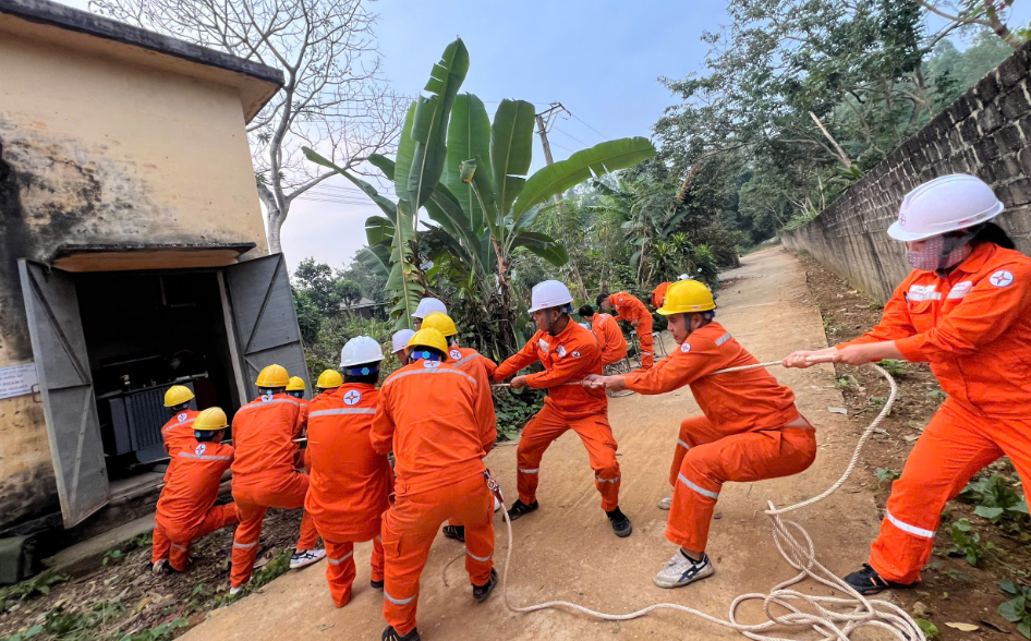 Điện lực Phù Ninh (PC Phú Thọ) - thực hiện thay đảo chuyển máy biến áp chống non tải, quá tải, đảm bảo cấp điện cho dịp tết Nguyên đán 2025 đang cận kề