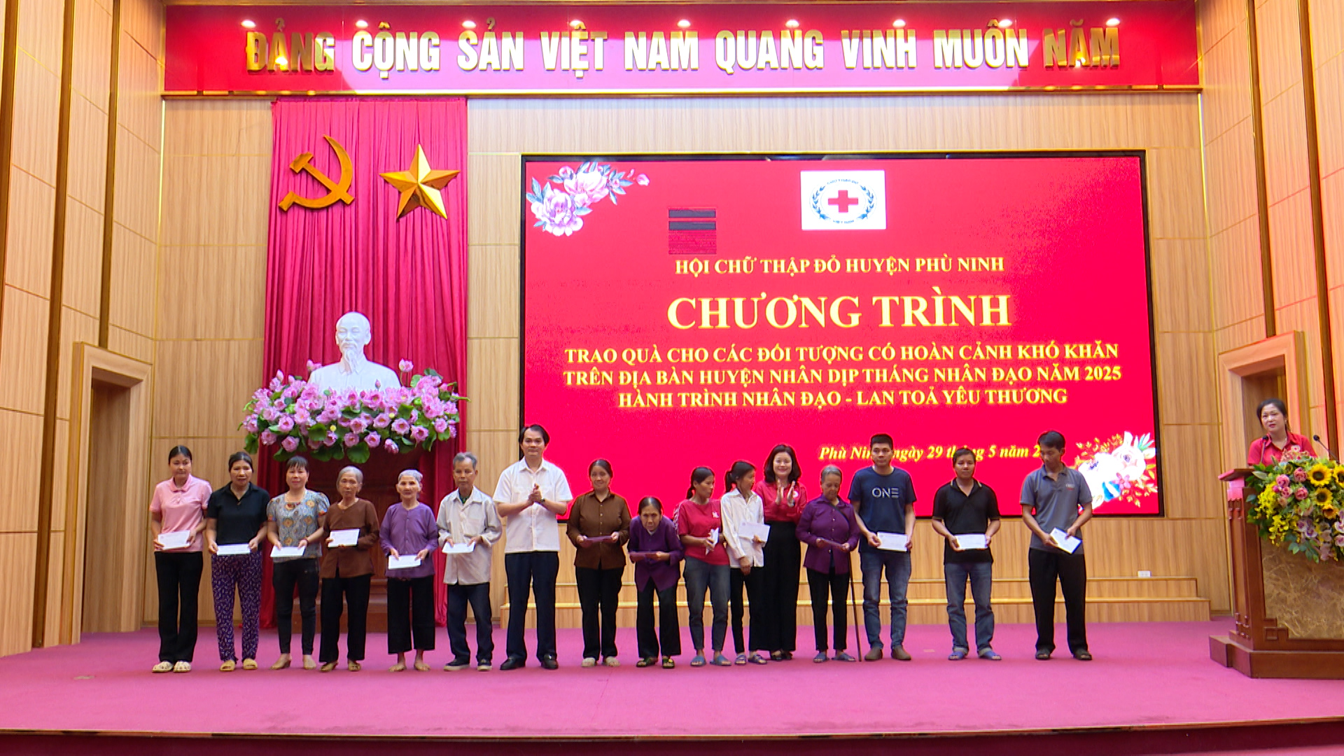 Hội Chữ thập đỏ huyện Phù Ninh phối hợp với Hội Chữ thập đỏ tỉnh Phú Thọ trao 168 suất quà nhân “Tháng Nhân đạo” năm 2025
