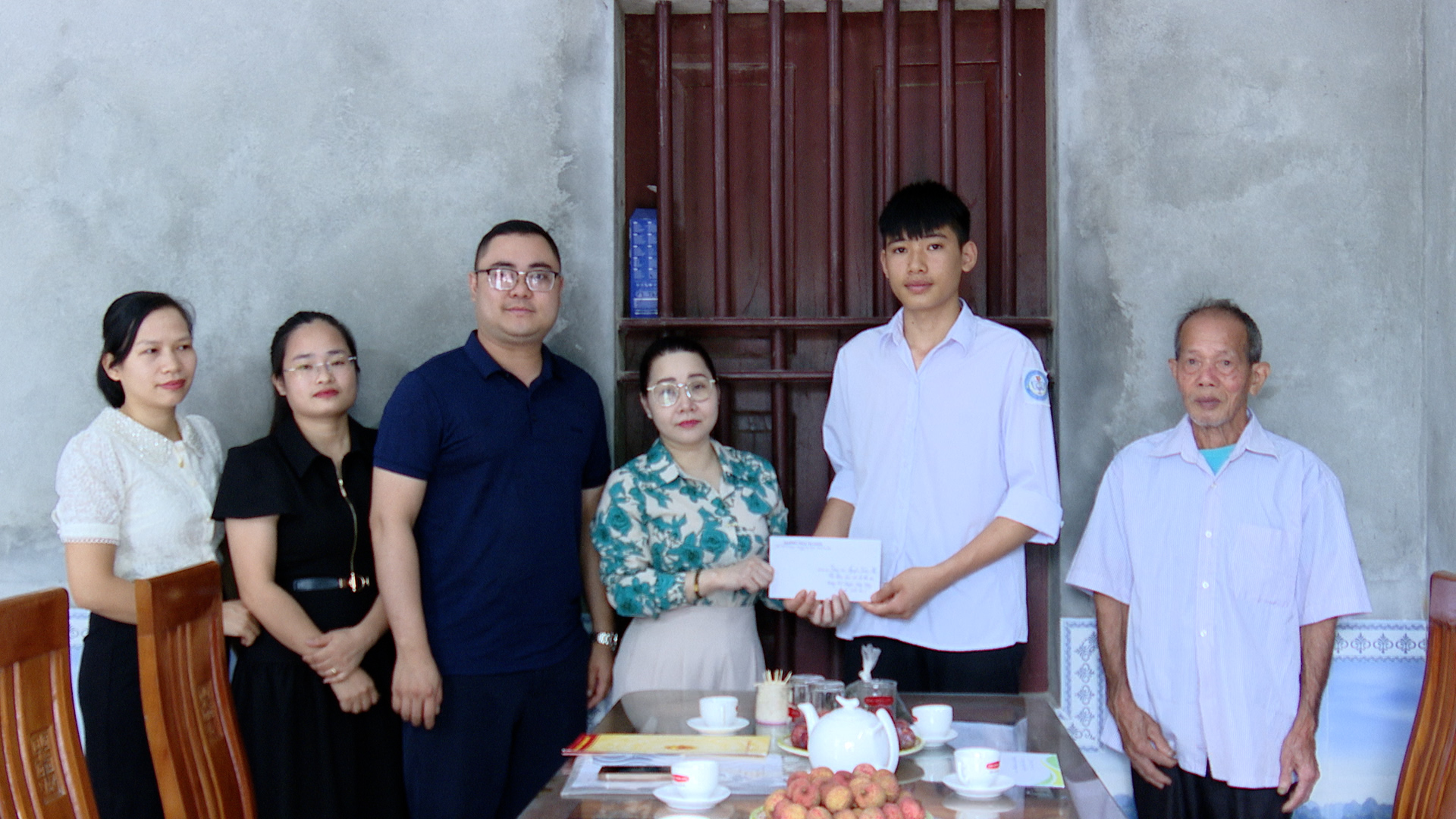 Hội khuyến học huyện khen thưởng học sinh đạt thủ khoa đầu vào Lịch sử và địa lý 1(chuyên Lịch sử) trường THPT chuyên Hùng Vương năm học 2025 – 2026