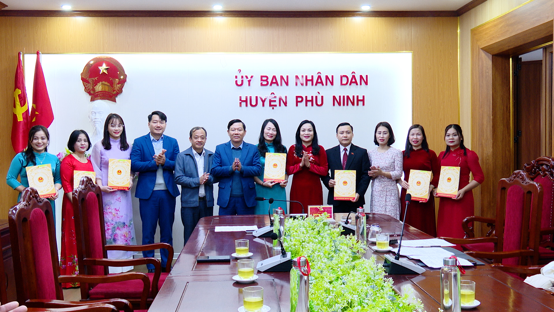 Công bố và trao quyết định bổ nhiệm 08 cán bộ quản lý các trường học trên địa bàn huyện