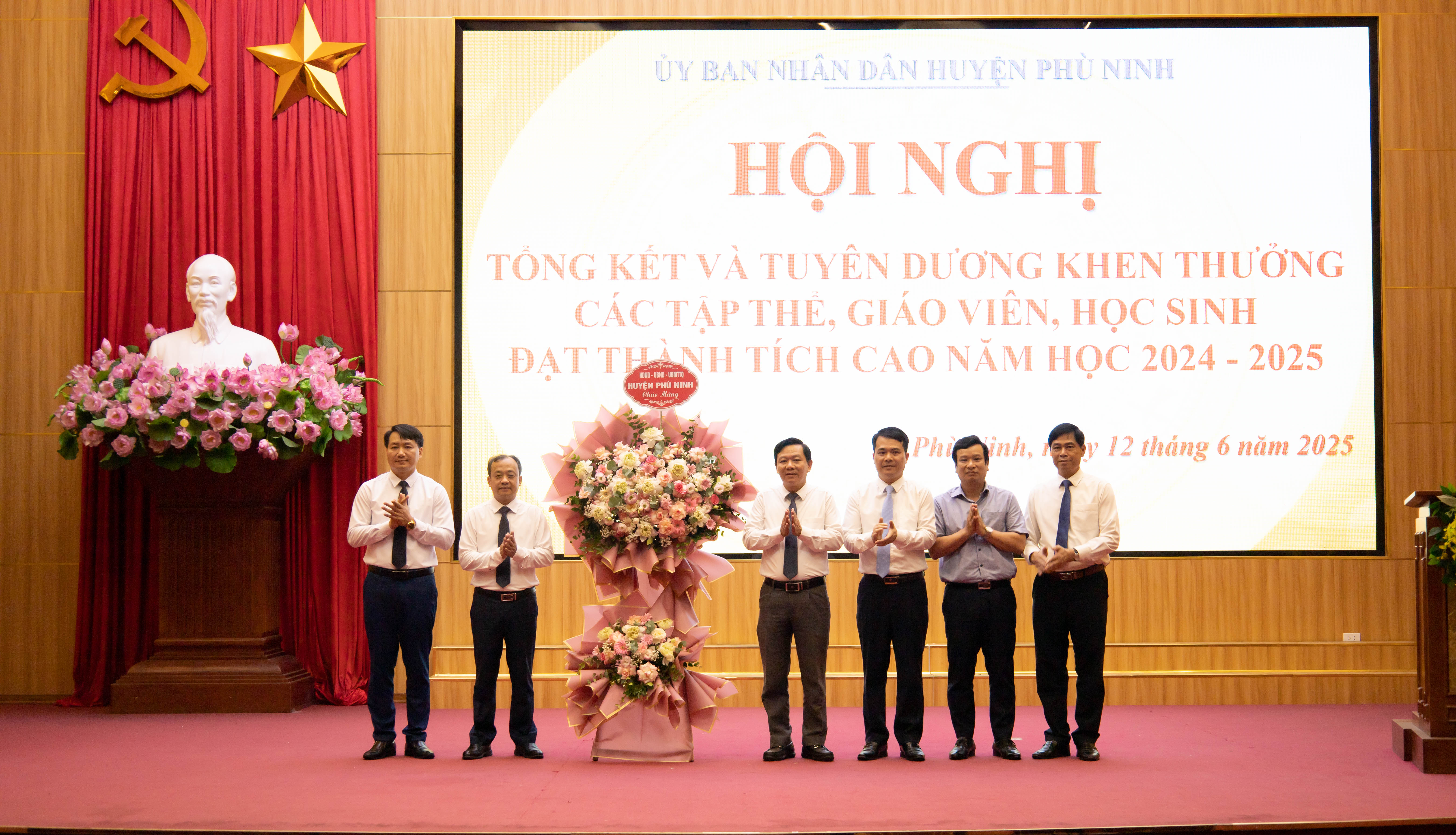 HUYỆN PHÙ NINH TỔ CHỨC HỘI NGHỊ TỔNG KẾT NĂM HỌC 2024-2025, TRIỂN KHAI NHIỆM VỤ NĂM HỌC 2025-2026 VÀ TUYÊN DƯƠNG KHEN THƯỞNG CHO TẬP THỂ GIÁO VIÊN, HỌC SINH ĐẠT THÀNH TÍCH CAO NĂM HỌC 2024-2025