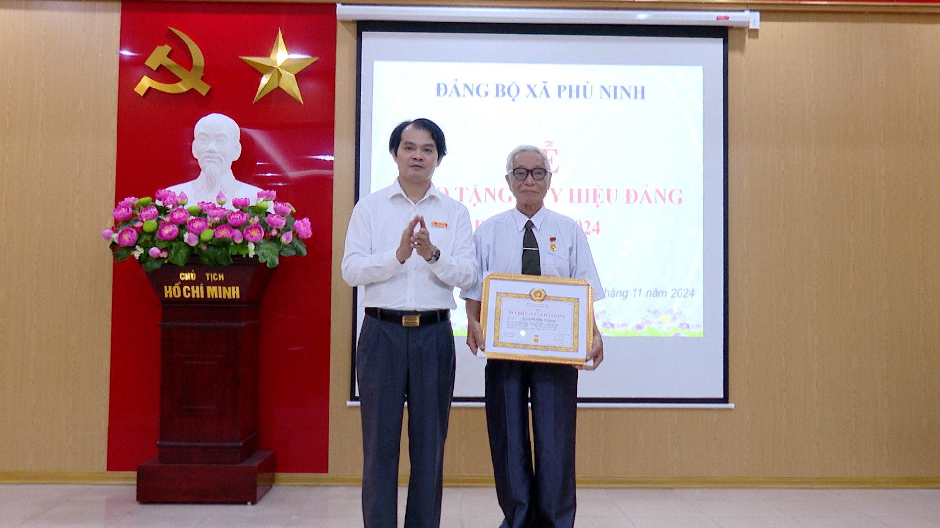 Đồng chí Phó Bí thư Thường trực Huyện uỷ trao Huy hiệu Đảng tại Đảng bộ xã Phù Ninh