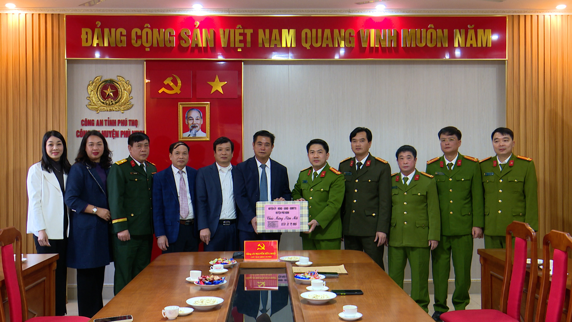 Đồng chí Chủ tịch UBND huyện Phù Ninh thăm, tặng quà, chúc Tết các đơn vị làm nhiệm vụ trực Tết 2025