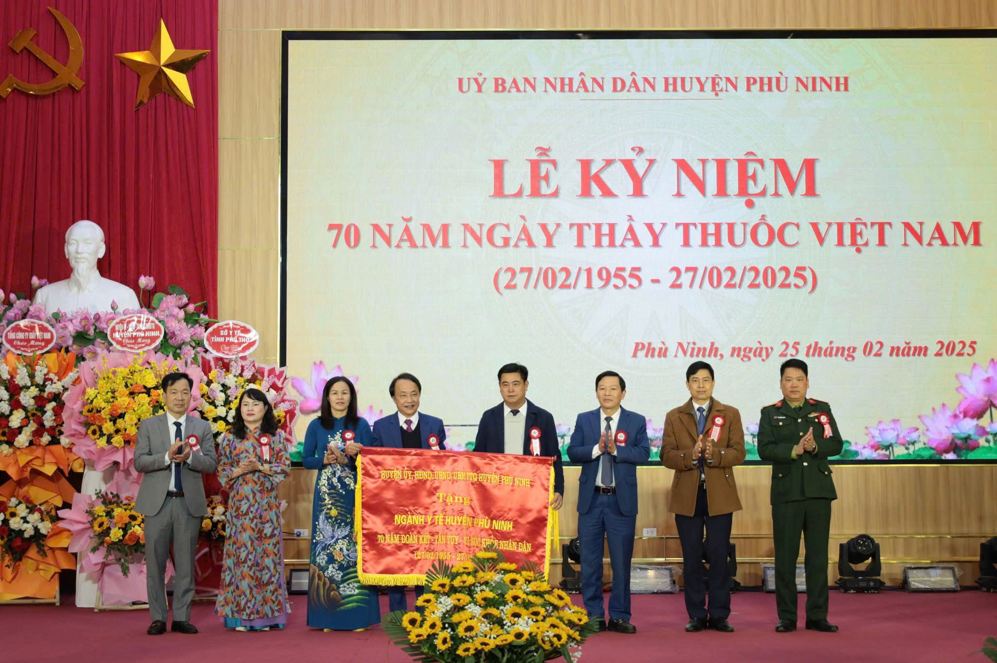 Huyện Phù Ninh tổ chức lễ kỷ niệm 70 năm Ngày Thầy thuốc Việt Nam