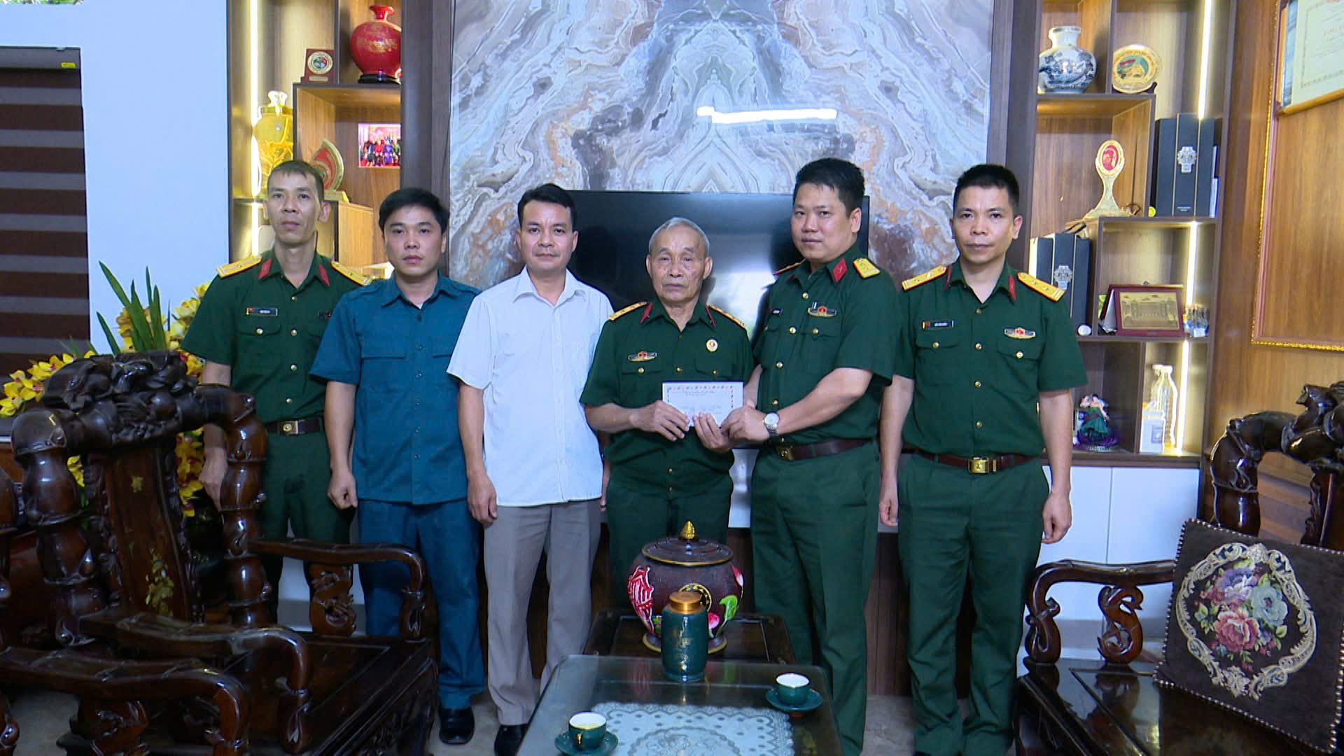 Ban CHQS huyện Phù Ninh thăm, tặng quà Mẹ Việt Nam anh hùng và Anh hùng Lực lượng vũ trang nhân dân