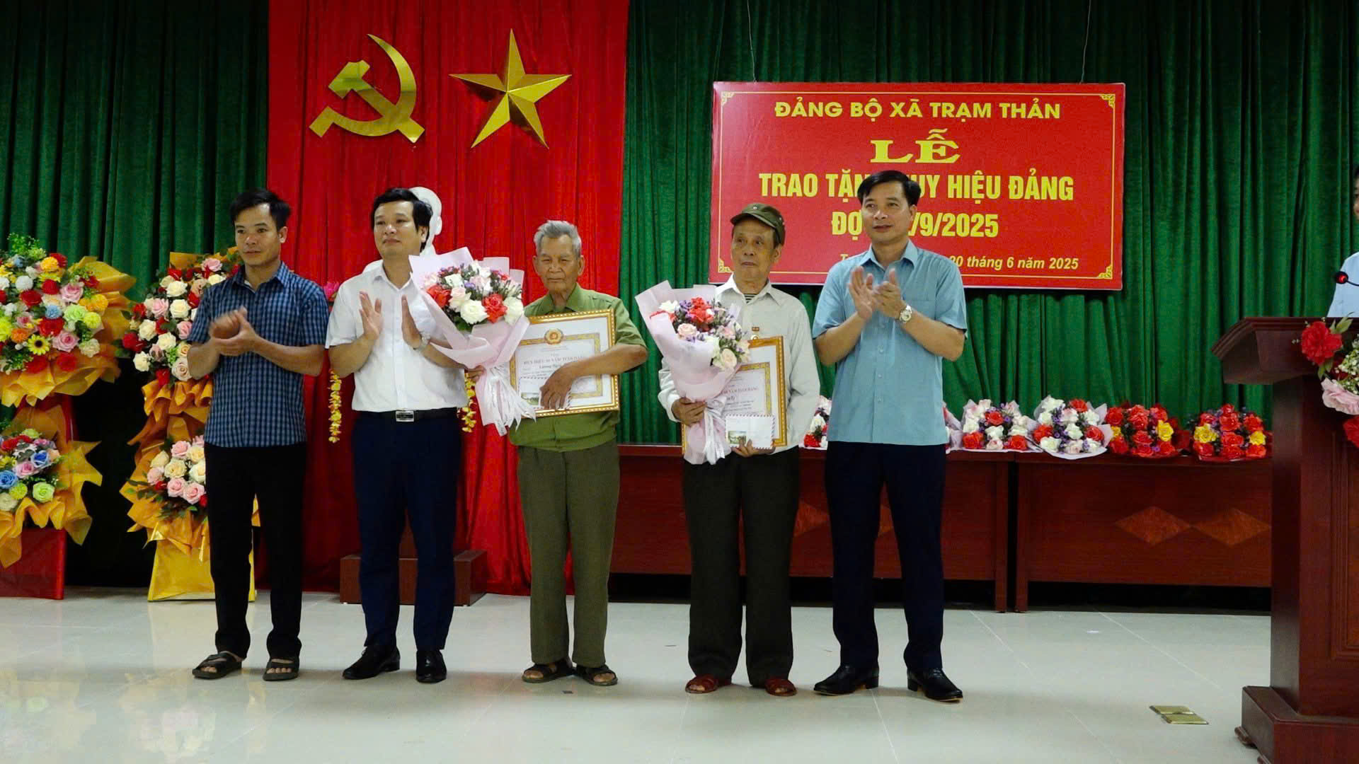 Lãnh đạo huyện Phù Ninh trao huy hiệu đảng đợt 2/9 tại xã Trạm Thản