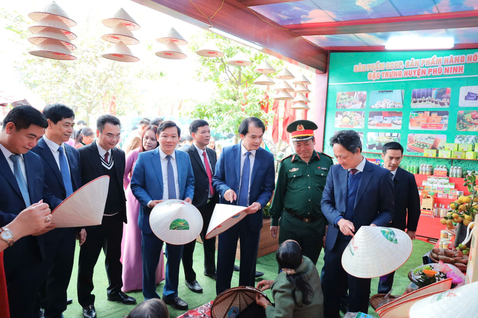 Các đồng chí lãnh đạo huyện Phù Ninh tham quan Trại văn hóa và gian trưng bày một số sản phẩm của huyện Phù Ninh