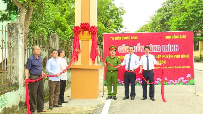 Thị trấn Phong Châu gắn biển Công trình chào mừng kỷ niệm 25 năm ngày tái lập huyện Phù Ninh (01/9/1999-01/9/2024)