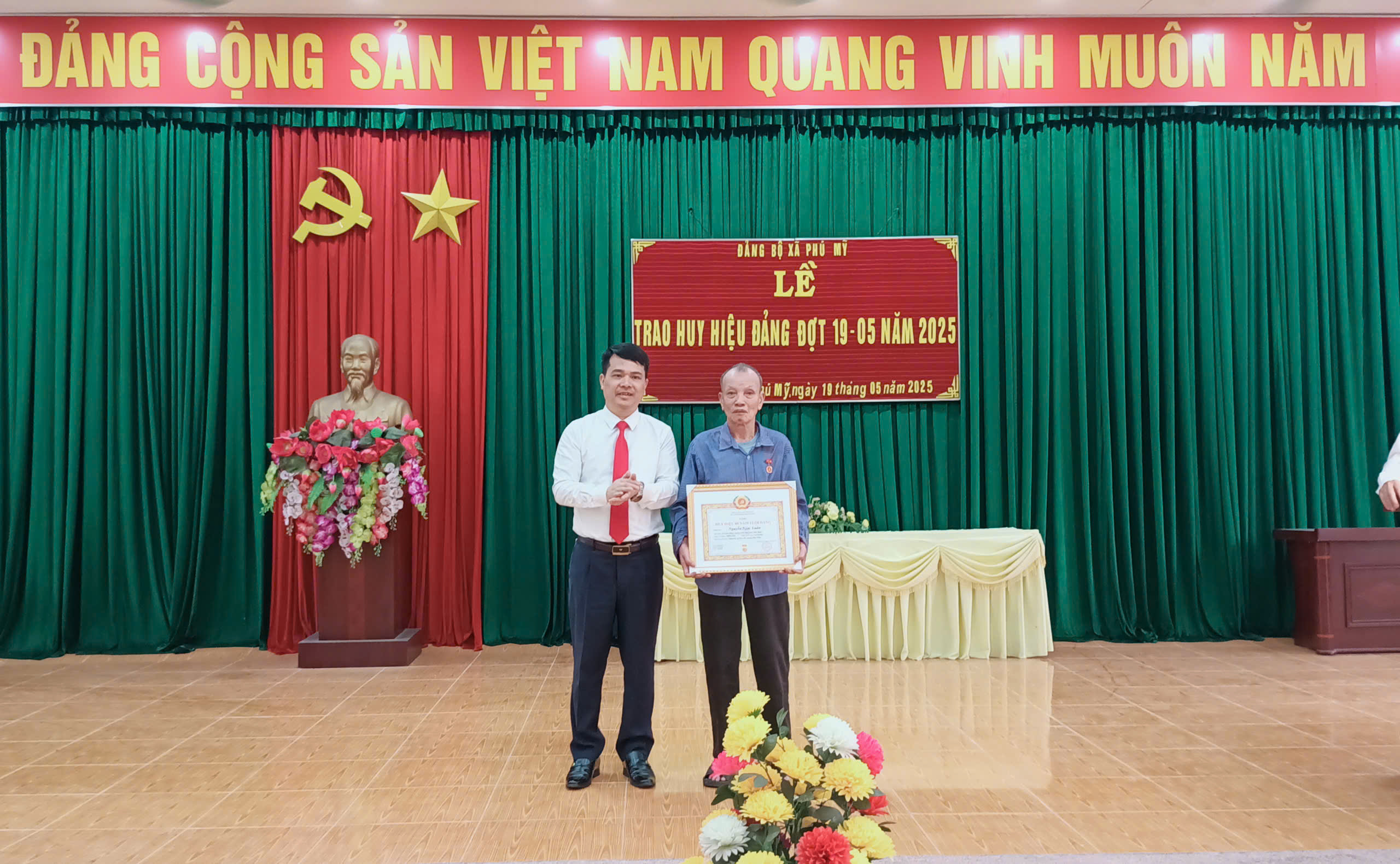 Đảng bộ xã Phú Mỹ tổ chức lễ trao tặng huy hiệu Đảng đợt 19/5