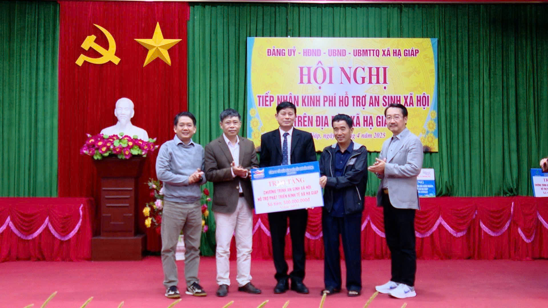 Trao, tặng kinh phí chương trình an sinh xã hội, xóa đói giảm nghèo phát triển kinh tế cho xã Hạ Giáp