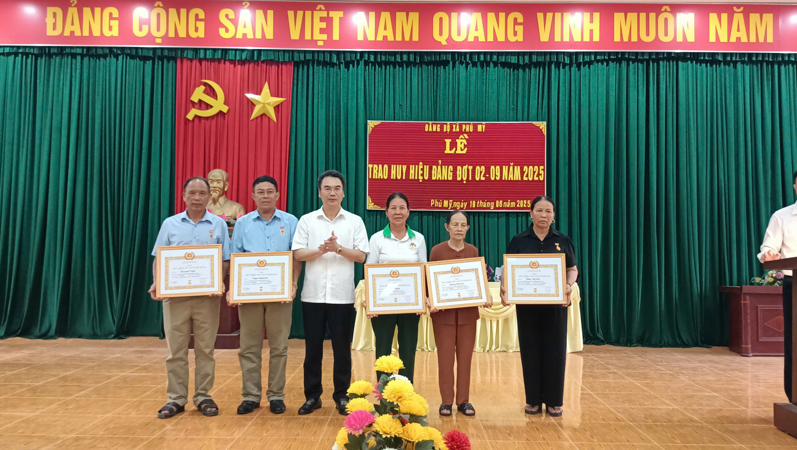 ĐẢNG BỘ XÃ PHÚ MỸ TỔ CHỨC LỄ TRAO TẶNG HUY HIỆU ĐẢNG 