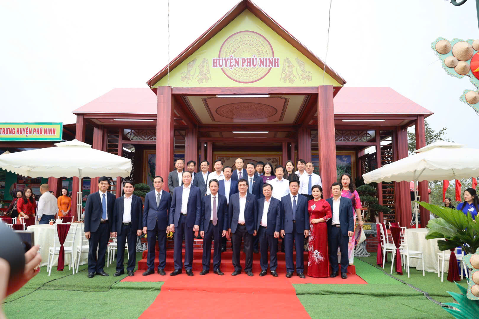 Các đồng chí lãnh đạo tỉnh Phú Thọ tham quan Trại văn hóa và gian trưng bày một số sản phẩm của huyện Phù Ninh 